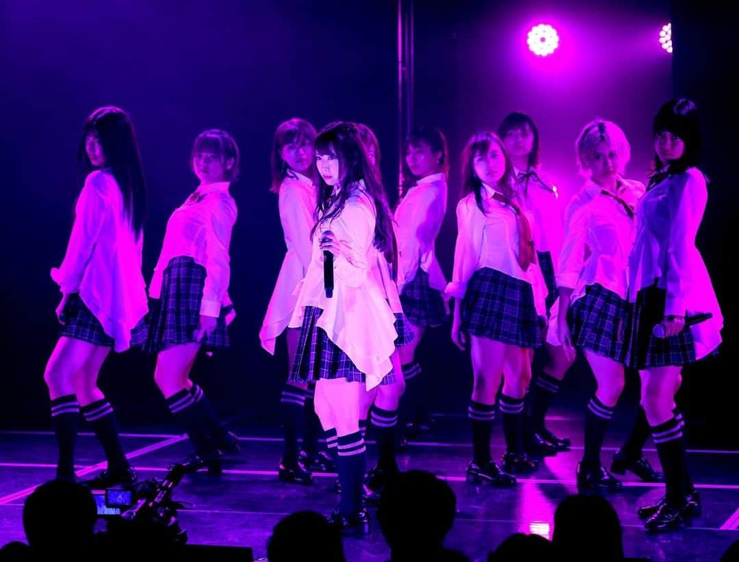 のインスタグラム：「ミッドナイト公演の ライトが妖艶な演出してくれて 雰囲気でるのは本当に 舞台チームの皆さんの おかげだなぁと。  光の力はすごい。」