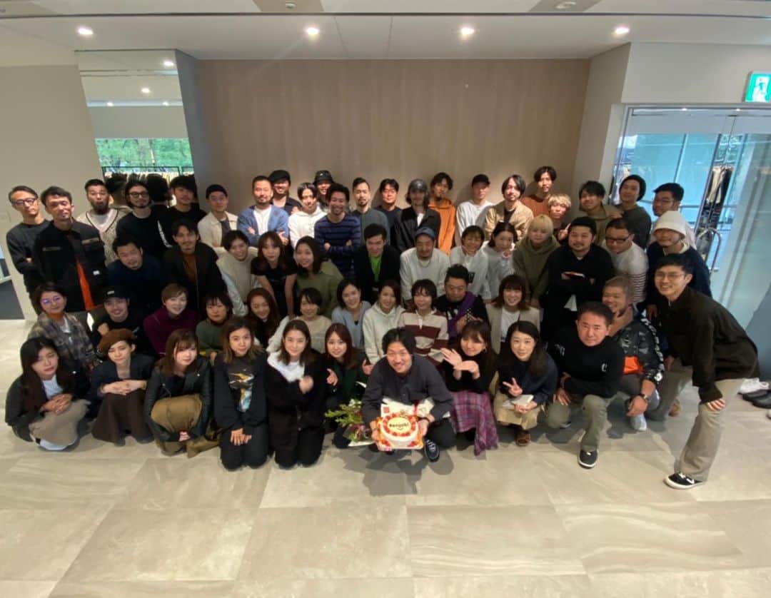 谷正人のインスタグラム：「毎週行われる月曜日の全体朝礼の後に本社メンバーに祝っていただきました！36歳、大人の経営でグローバルに加速していきます🌏 #36歳」