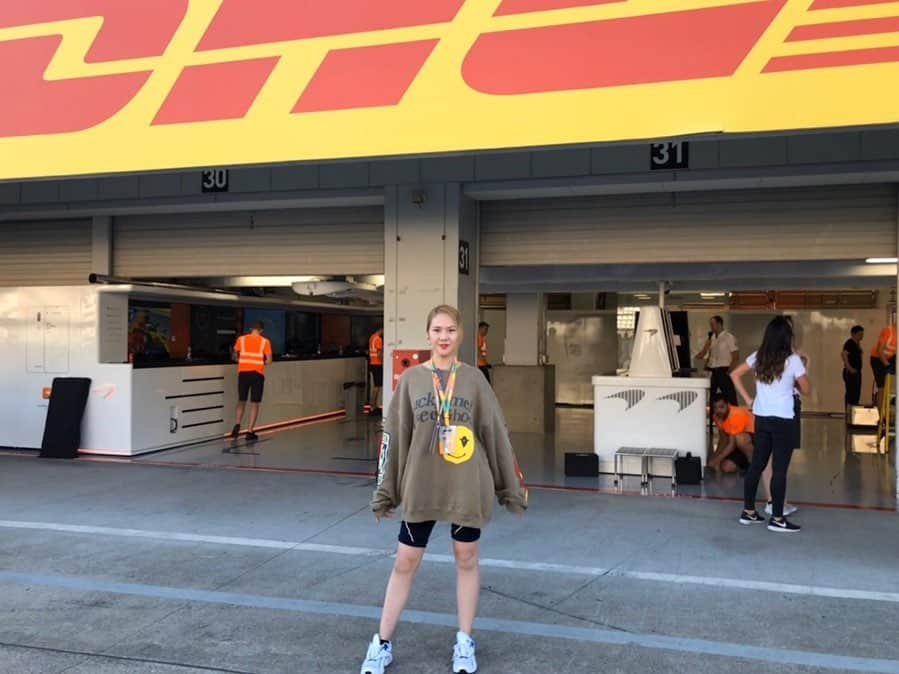 chocomooさんのインスタグラム写真 - (chocomooInstagram)「My first F1 experience🏁🤯🏎🏆🧡 #F1 #suzukacircuit #gloxmclaren #🔥」10月14日 13時47分 - yukachocomoo