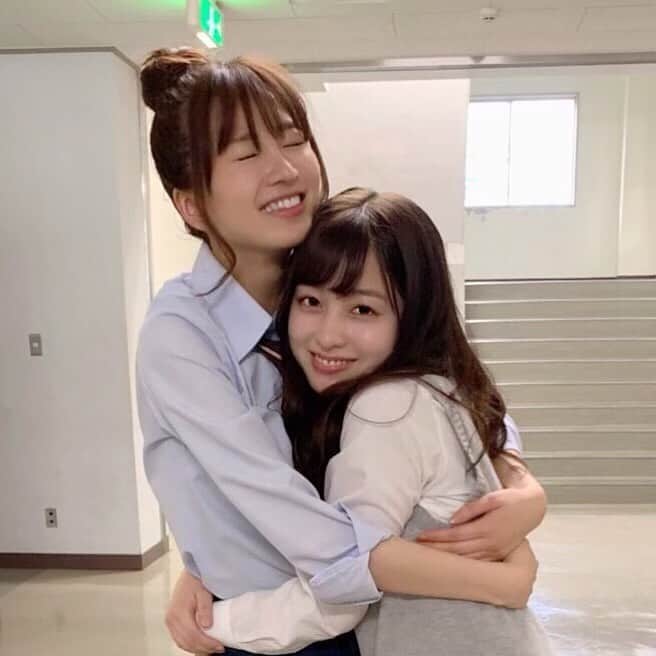 映画『午前0時、キスしに来てよ』のインスタグラム：「＼📚0キススクールタイム🏫 ／ ﻿ ﻿ 🕑ただいま14時！ ﻿ ﻿ ぎゅぎゅぎゅ−−−っ💕 ﻿ ﻿ ぴっとり密着🧲離れません😚 ﻿ ﻿ #今日も #元気 🐾 #にこいち #磁石並み の #ハグ 😆 #学校 #廊下 #体育の日 #午前0時キスしに来てよ #12月6日公開 #ゼロキス #日奈々 #橋本環奈  #るんちゃん #岡崎紗絵 #jk #かわいい」