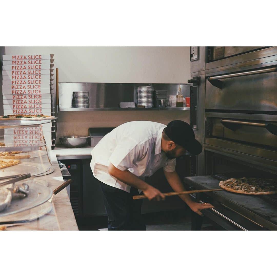 eriさんのインスタグラム写真 - (eriInstagram)「働くピザ丸　@250pizza  2度目の試食会。ピザを作るピザ丸みるたび、そうだピザ丸は職人さんだったんだわ〜と思い出す。 プロの仕事はいつだって美しく格好いい。　#PizzaSlicemeetsDEPT」10月14日 14時05分 - e_r_i_e_r_i
