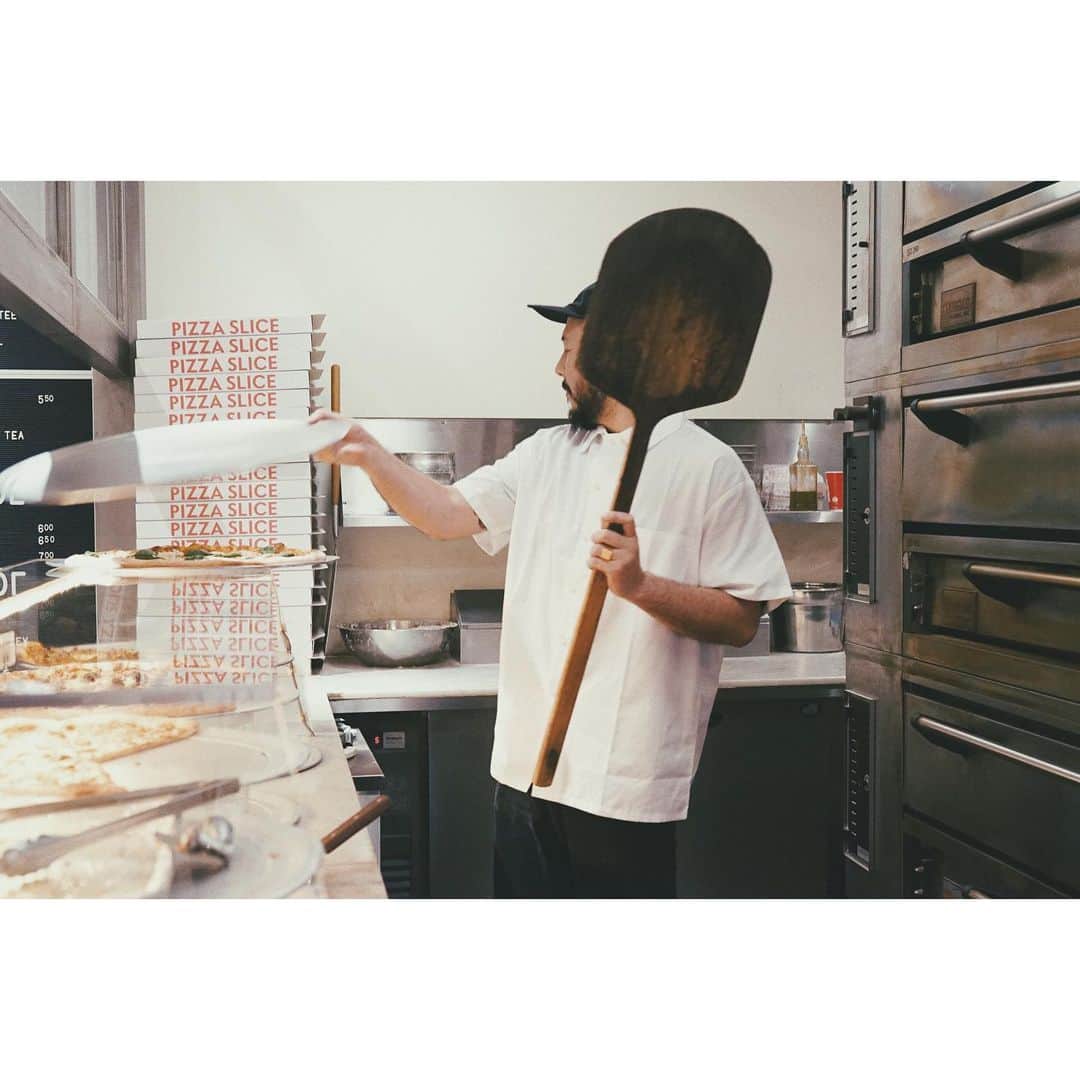 eriさんのインスタグラム写真 - (eriInstagram)「働くピザ丸　@250pizza  2度目の試食会。ピザを作るピザ丸みるたび、そうだピザ丸は職人さんだったんだわ〜と思い出す。 プロの仕事はいつだって美しく格好いい。　#PizzaSlicemeetsDEPT」10月14日 14時05分 - e_r_i_e_r_i