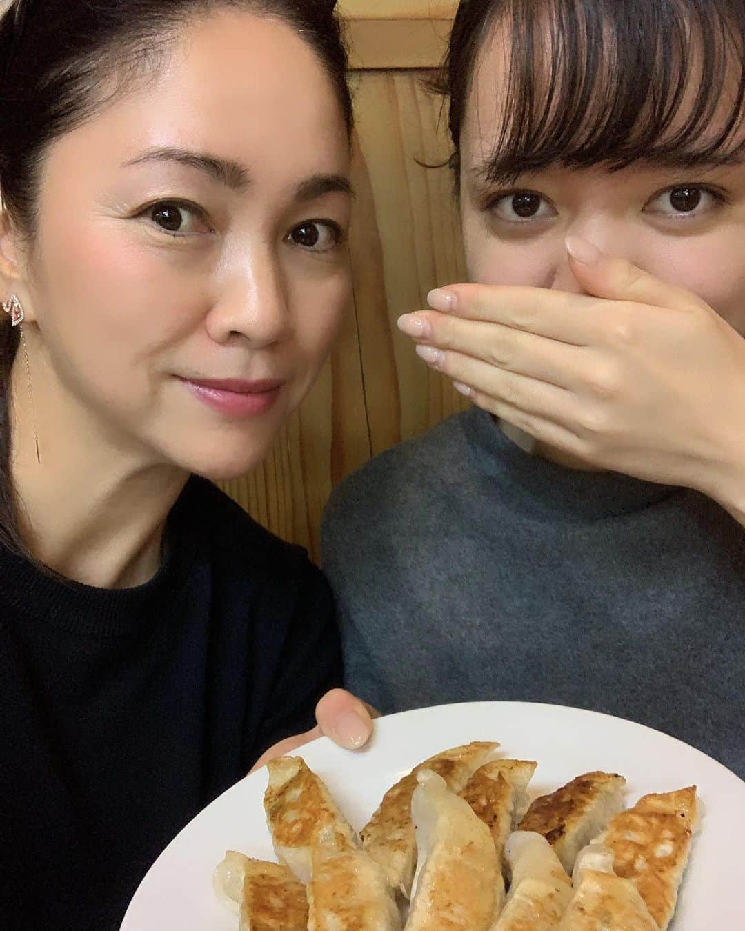 田中悦子さんのインスタグラム写真 - (田中悦子Instagram)「娘と久しぶりに合流❣️⠀ ⠀ オフだから餃子食べたい🥟というので、どうせなら美味い餃子を😋⠀ 亀戸餃子はあまりにも有名😘⠀ ⠀  #亀戸餃子 #娘とランチ #我慢出来なくなり #やっぱり生ルービー」10月14日 14時06分 - etsuko.reborn25