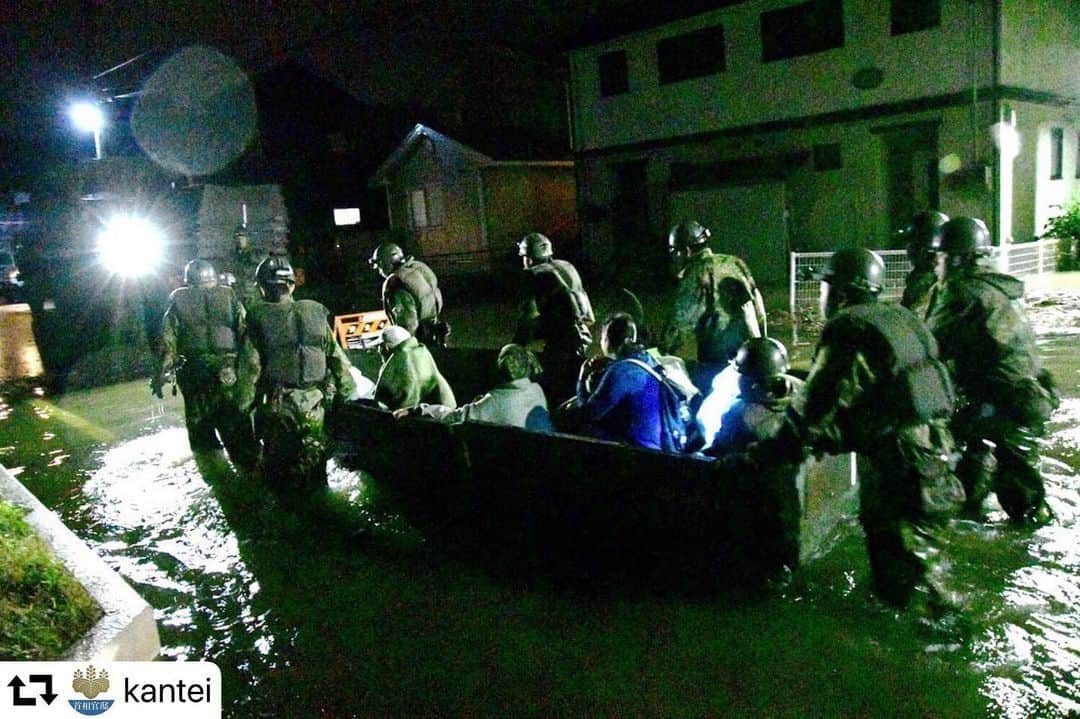 安倍晋三さんのインスタグラム写真 - (安倍晋三Instagram)「#repost @kantei 被災地では、警察、消防、海保、自衛隊が11万人体制で、昼夜を分かたず、救命救助活動にあたっています。氾濫した河川についても、排水ポンプ車を全国から集め200台規模に増強し、浸水の解消に全力をあげています。避難の長期化も予想される中で、被災者生活支援チームを立ち上げ、被災市町村などに各省庁の職員を派遣します。現場主義を徹底し、水・食料、段ボールベッドなどの物資支援、住まいの確保など、プッシュ型で被災者へのきめ細かな支援を迅速に進めます。 #台風19号 @shinzoabe」10月14日 14時07分 - shinzoabe