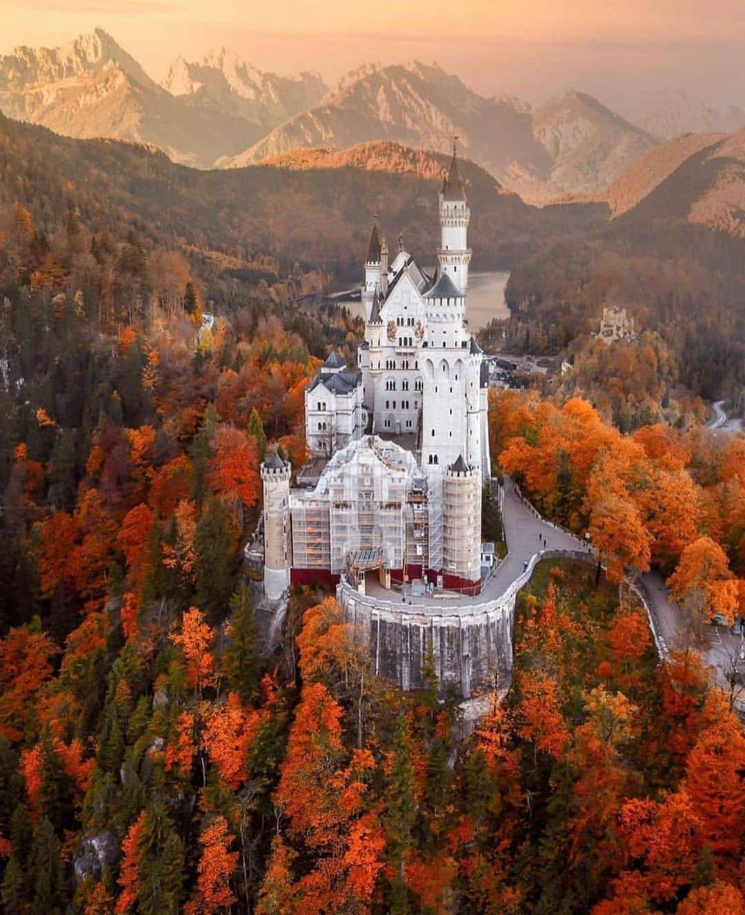 Wonderful Placesさんのインスタグラム写真 - (Wonderful PlacesInstagram)「Neuschwanstein Castle - Germany ✨🍁🍁🍁✨ . Picture by ✨✨@sennarelax✨✨ #wonderful_places for a feature ❤️」10月14日 14時14分 - wonderful_places