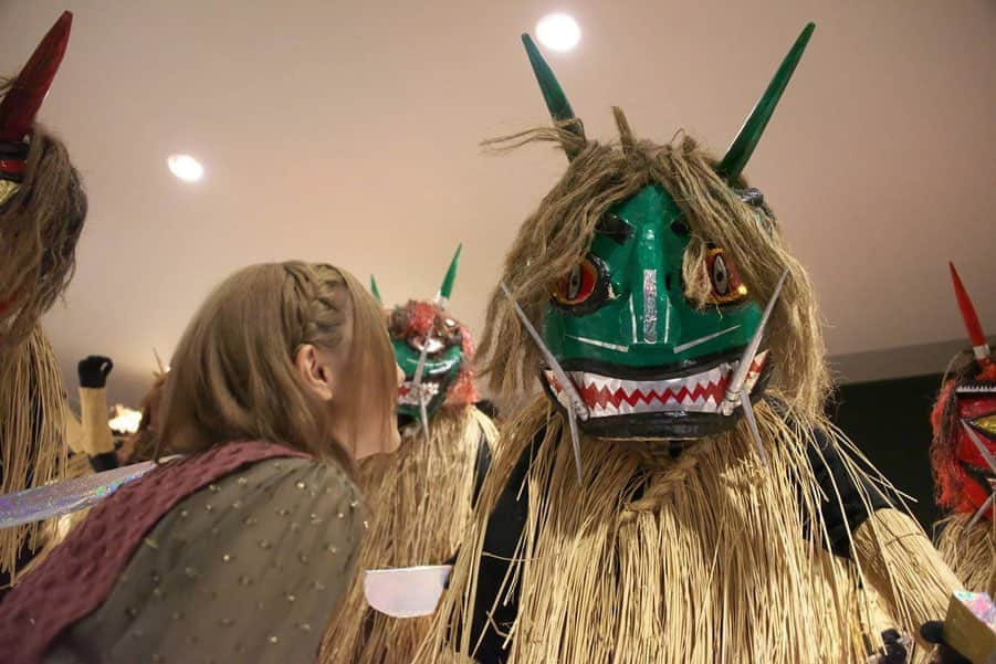 ホームランなみちさんのインスタグラム写真 - (ホームランなみちInstagram)「なまはげ館👹 .  秋田県男鹿市にある『なまはげ館』に行ってきました!!! . 秋田の伝統やなまはげの歴史を楽しく学ぶ事が出来ました♡ . まず、なまはげとは!!!! 怖い見た目をしているけど、神様の使いなんだって!!! . なまはげの語源は 怠けて仕事せず囲炉裏の前で温まっていると肌が赤くなってきます。 この肌が赤くなる事を「ナモミ」と言って、怠けてる人のナモミを「はぐ」がなまって「なまはげ」と言われるようになったそうです。 . なまはげと言えば「悪い子はいねがー！」でお馴染みですが、「怠けてる奴はいねがー！」とも言われていたんだって！ . 男鹿市内各地で実際に使われていた150枚を超える多種多様なナマハゲ面が並ぶ展示コーナーはすごい迫力!!! 色や形、表情も一つとして同じ物がなく、かなり見応えがありました!!! 中には目がクリッとして鼻が高いイケメンのナマハゲもいたよ🤣👍 . なまはげ館の隣には男鹿真山伝承館という男鹿地方の典型的な曲家民家があって、その民家の中でナマハゲのショーを観る事が出来ます♫ 実際に大晦日に行われているなまはげの習俗が体験出来るんだけど…これがすごい迫力!!!圧巻でした!!! 子供の頃になまはげを見た時は泣いて逃げ回ったんだけど、大人になって一つ一つの意味を知ると有難い存在であり、カッコいい!!!に変わりました✨ . なまはげに変身出来るコーナーもあって、みんなで変身して写真も撮りました♡ 楽しかったー!!! . 伝統って本当に美しいし、時代が変わって形が変わっていったとしてもこれから先も続いてほしい!!!残って欲しい!!! だからこそ、他の地域の人も興味を持ったり知る事がとっても大切だと改めて思いました。 なまはげを見るのが初めての人も多かったから私の地元東北を少しでも知ってもらえてすごく嬉しかった♡ . 日本は美しいところ、美しいもの、美しい伝統、美味しいものがたくさんだね☺️✨ もっともっと知りたいです!!! . #秋田 #akita #日本 #japan #なまはげ #👹 #伝統」10月14日 14時28分 - nami_onpu_uta