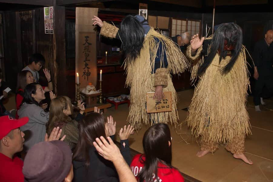 ホームランなみちさんのインスタグラム写真 - (ホームランなみちInstagram)「なまはげ館👹 .  秋田県男鹿市にある『なまはげ館』に行ってきました!!! . 秋田の伝統やなまはげの歴史を楽しく学ぶ事が出来ました♡ . まず、なまはげとは!!!! 怖い見た目をしているけど、神様の使いなんだって!!! . なまはげの語源は 怠けて仕事せず囲炉裏の前で温まっていると肌が赤くなってきます。 この肌が赤くなる事を「ナモミ」と言って、怠けてる人のナモミを「はぐ」がなまって「なまはげ」と言われるようになったそうです。 . なまはげと言えば「悪い子はいねがー！」でお馴染みですが、「怠けてる奴はいねがー！」とも言われていたんだって！ . 男鹿市内各地で実際に使われていた150枚を超える多種多様なナマハゲ面が並ぶ展示コーナーはすごい迫力!!! 色や形、表情も一つとして同じ物がなく、かなり見応えがありました!!! 中には目がクリッとして鼻が高いイケメンのナマハゲもいたよ🤣👍 . なまはげ館の隣には男鹿真山伝承館という男鹿地方の典型的な曲家民家があって、その民家の中でナマハゲのショーを観る事が出来ます♫ 実際に大晦日に行われているなまはげの習俗が体験出来るんだけど…これがすごい迫力!!!圧巻でした!!! 子供の頃になまはげを見た時は泣いて逃げ回ったんだけど、大人になって一つ一つの意味を知ると有難い存在であり、カッコいい!!!に変わりました✨ . なまはげに変身出来るコーナーもあって、みんなで変身して写真も撮りました♡ 楽しかったー!!! . 伝統って本当に美しいし、時代が変わって形が変わっていったとしてもこれから先も続いてほしい!!!残って欲しい!!! だからこそ、他の地域の人も興味を持ったり知る事がとっても大切だと改めて思いました。 なまはげを見るのが初めての人も多かったから私の地元東北を少しでも知ってもらえてすごく嬉しかった♡ . 日本は美しいところ、美しいもの、美しい伝統、美味しいものがたくさんだね☺️✨ もっともっと知りたいです!!! . #秋田 #akita #日本 #japan #なまはげ #👹 #伝統」10月14日 14時28分 - nami_onpu_uta