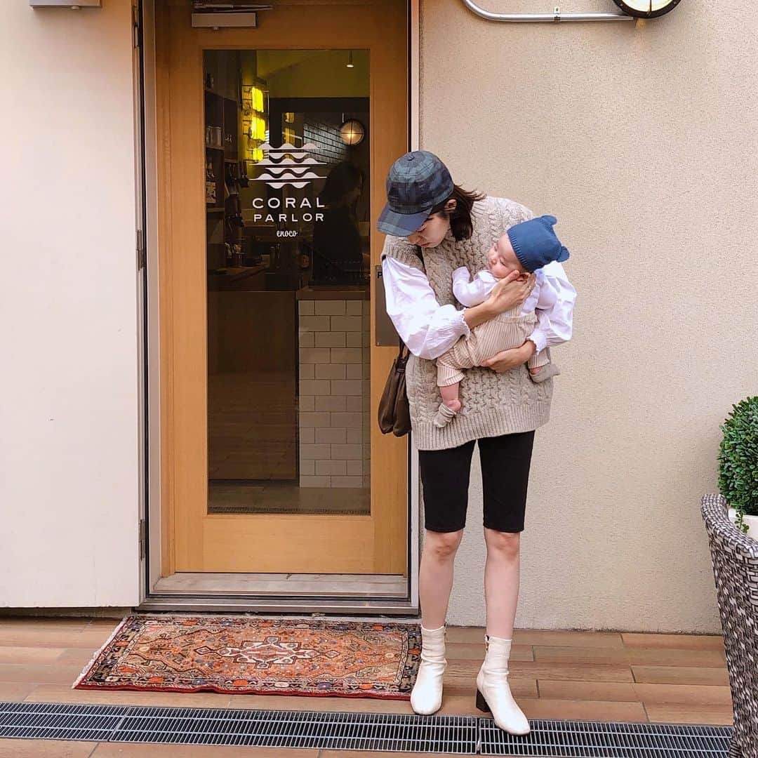 のインスタグラム：「. 抱っこする時にずっと肩から下げておける鞄を探してたので 新しくスタートしたウィメンズブラウン"CAST:"の ONLINE STOREで見つけました👝 @cast_colon  見かけによらず大容量なのがお気に入りPOINT🙆🏻‍♀️ . . 今なら10/10(木)～10/20(日) 全商品10%OFFになるお得なクーポンを発行されてますよ🎟 一部商品最大20%OFF！是非🙌🏻 . . #CASTcolon#キャスト #キャストコロン#着る映画 #映画#シネマ#PR #キャストオンラインストア」