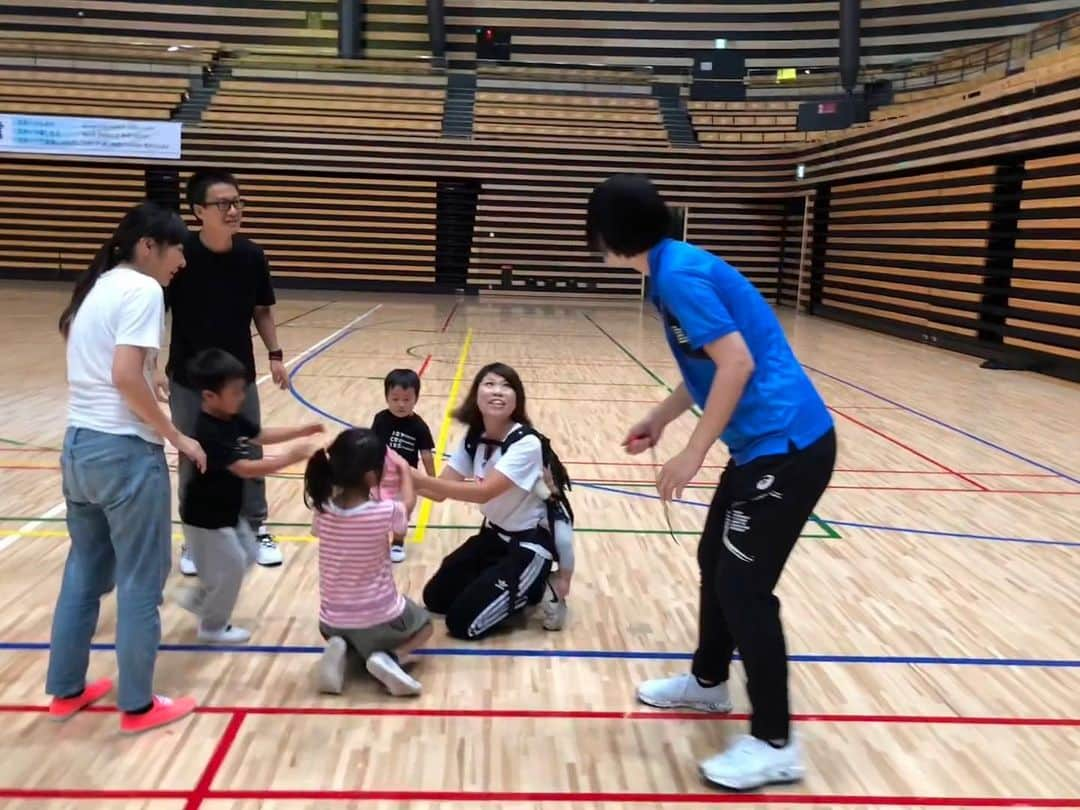 大山加奈さんのインスタグラム写真 - (大山加奈Instagram)「. . 大田区区民スポーツ祭りにて 講演会とバレーボール教室を 行わせていただきました‼︎ . . 講演会はアリーナにぽつんと立って 観客席にいるみなさんに向かってお話を させてもらうという初めてのスタイル笑。 . . バレーボール教室は 経験者向けと未経験・親子向けの 2部制で行ないました‼︎ . . みなさん本当に楽しそうに ボールを追いかけてくださって とても温かい気持ちになりました。 . . スポーツは本来娯楽ですから 日本中で大変な思いをされている方が たくさんいらっしゃる中で こうしたイベントを開催しても 良いのだろうかという罪悪感も 正直感じます。。。 . スポーツは安定した生活の基盤があった上で 人生を豊かにするために行うもので、 生活する上では必要のないもの かもしれません。 なくても生きていけるのです。 .  ただ、昨日のラグビー日本代表の みなさんの闘いぶりからは なぜ闘うのか、なんのために闘うのか という意義が伝わり、その想いや魂は 被災地のみなさんの元にも届いたと思うのです。 そして多くの方が勇気や元気をもらったのではないかと。 .  そんなスポーツの力を感じさせられる一戦でした。 . もちろんバレーもそうです‼︎ . そんなスポーツの力を信じて これからもたくさんの方に笑顔と元気を お届けしていきたい。 改めてそんな風に思いました。 . . 参加してくださったみなさま 大田区のみなさま ありがとうございました‼︎ . . 被害に遭われたみなさまに心より お見舞い申し上げますとともに 一日も早い復旧を心よりお祈りいたします。 . . #大田区スポーツ祭り #大田区 #はねぴょん #講演会 #バレーボール教室」10月14日 14時21分 - kanaoyama0619