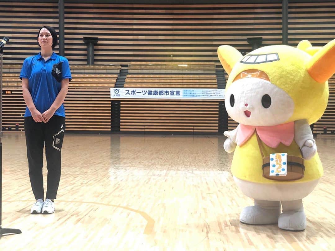 のインスタグラム：「. . 大田区区民スポーツ祭りにて 講演会とバレーボール教室を 行わせていただきました‼︎ . . 講演会はアリーナにぽつんと立って 観客席にいるみなさんに向かってお話を させてもらうという初めてのスタイル笑。 . . バレーボール教室は 経験者向けと未経験・親子向けの 2部制で行ないました‼︎ . . みなさん本当に楽しそうに ボールを追いかけてくださって とても温かい気持ちになりました。 . . スポーツは本来娯楽ですから 日本中で大変な思いをされている方が たくさんいらっしゃる中で こうしたイベントを開催しても 良いのだろうかという罪悪感も 正直感じます。。。 . スポーツは安定した生活の基盤があった上で 人生を豊かにするために行うもので、 生活する上では必要のないもの かもしれません。 なくても生きていけるのです。 .  ただ、昨日のラグビー日本代表の みなさんの闘いぶりからは なぜ闘うのか、なんのために闘うのか という意義が伝わり、その想いや魂は 被災地のみなさんの元にも届いたと思うのです。 そして多くの方が勇気や元気をもらったのではないかと。 .  そんなスポーツの力を感じさせられる一戦でした。 . もちろんバレーもそうです‼︎ . そんなスポーツの力を信じて これからもたくさんの方に笑顔と元気を お届けしていきたい。 改めてそんな風に思いました。 . . 参加してくださったみなさま 大田区のみなさま ありがとうございました‼︎ . . 被害に遭われたみなさまに心より お見舞い申し上げますとともに 一日も早い復旧を心よりお祈りいたします。 . . #大田区スポーツ祭り #大田区 #はねぴょん #講演会 #バレーボール教室」