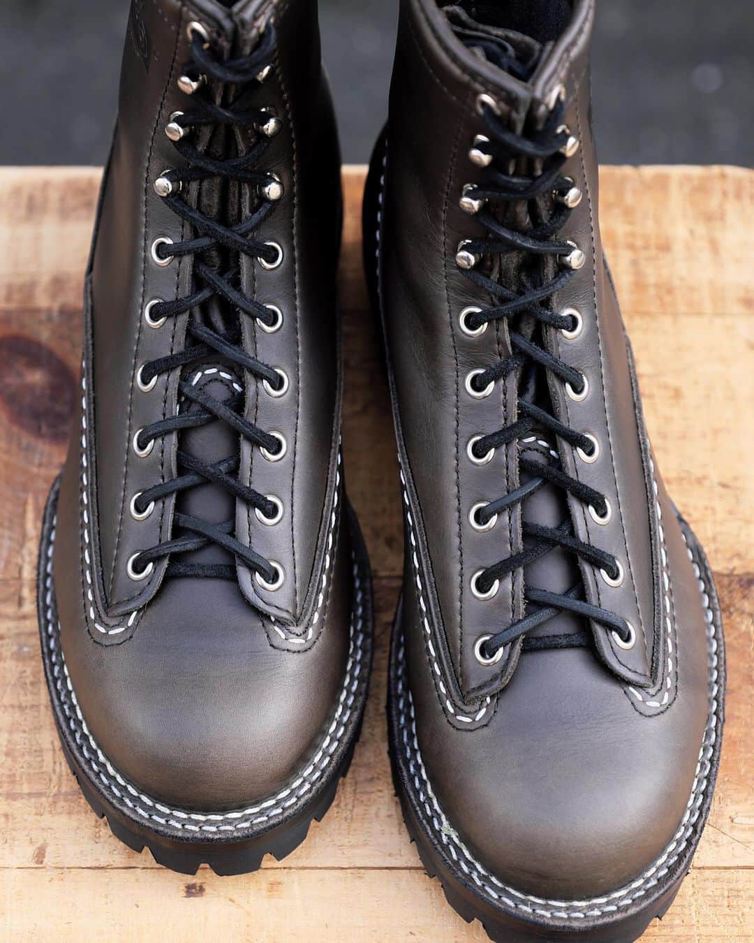 のインスタグラム：「. ~Charcoal Leather~ 新しいオプションレザーとして"Charcoal Leather"が、通常のカスタムオーダーで使用できるようになりました！ 昨年発表されたWESCOの限定モデル"1939s"で使用されたプルアップのカウハイドレザーで、厚みは5.5~6oz。 バイクとの相性は言わずもがな、さまざまなライフスタイルに溶け込むレザーカラーです。 . #WESCO #CharcoalLeather #新色レザー #madeinusa🇺🇸 #oregon #scappoose #wescojapan #wescoebisu #wescosetagaya #wescokanazawa #チャコールレザー」