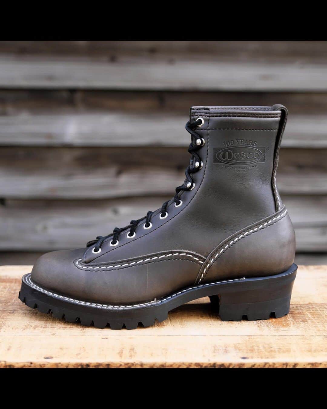 ウェスコさんのインスタグラム写真 - (ウェスコInstagram)「. ~Charcoal Leather~ 新しいオプションレザーとして"Charcoal Leather"が、通常のカスタムオーダーで使用できるようになりました！ 昨年発表されたWESCOの限定モデル"1939s"で使用されたプルアップのカウハイドレザーで、厚みは5.5~6oz。 バイクとの相性は言わずもがな、さまざまなライフスタイルに溶け込むレザーカラーです。 . #WESCO #CharcoalLeather #新色レザー #madeinusa🇺🇸 #oregon #scappoose #wescojapan #wescoebisu #wescosetagaya #wescokanazawa #チャコールレザー」10月14日 14時21分 - wesco_japan