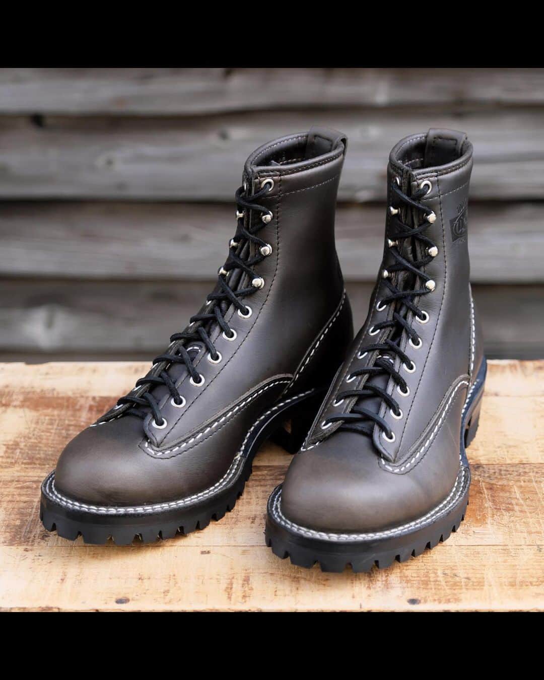 ウェスコさんのインスタグラム写真 - (ウェスコInstagram)「. ~Charcoal Leather~ 新しいオプションレザーとして"Charcoal Leather"が、通常のカスタムオーダーで使用できるようになりました！ 昨年発表されたWESCOの限定モデル"1939s"で使用されたプルアップのカウハイドレザーで、厚みは5.5~6oz。 バイクとの相性は言わずもがな、さまざまなライフスタイルに溶け込むレザーカラーです。 . #WESCO #CharcoalLeather #新色レザー #madeinusa🇺🇸 #oregon #scappoose #wescojapan #wescoebisu #wescosetagaya #wescokanazawa #チャコールレザー」10月14日 14時21分 - wesco_japan