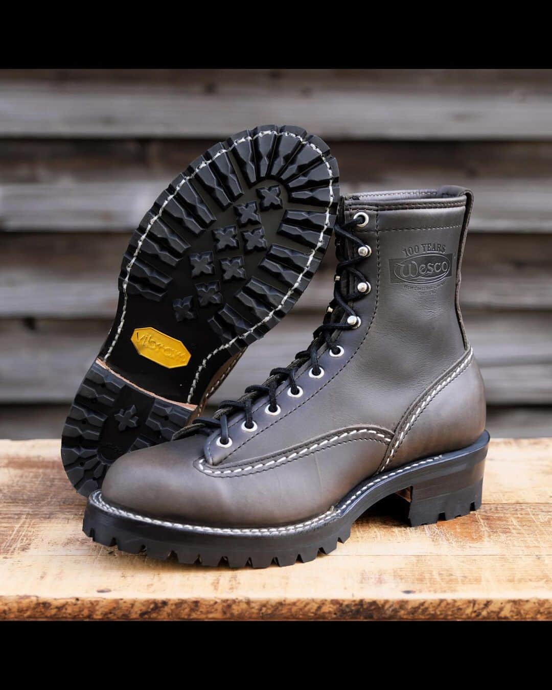 ウェスコさんのインスタグラム写真 - (ウェスコInstagram)「. ~Charcoal Leather~ 新しいオプションレザーとして"Charcoal Leather"が、通常のカスタムオーダーで使用できるようになりました！ 昨年発表されたWESCOの限定モデル"1939s"で使用されたプルアップのカウハイドレザーで、厚みは5.5~6oz。 バイクとの相性は言わずもがな、さまざまなライフスタイルに溶け込むレザーカラーです。 . #WESCO #CharcoalLeather #新色レザー #madeinusa🇺🇸 #oregon #scappoose #wescojapan #wescoebisu #wescosetagaya #wescokanazawa #チャコールレザー」10月14日 14時21分 - wesco_japan