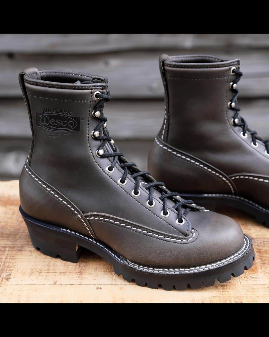ウェスコさんのインスタグラム写真 - (ウェスコInstagram)「. ~Charcoal Leather~ 新しいオプションレザーとして"Charcoal Leather"が、通常のカスタムオーダーで使用できるようになりました！ 昨年発表されたWESCOの限定モデル"1939s"で使用されたプルアップのカウハイドレザーで、厚みは5.5~6oz。 バイクとの相性は言わずもがな、さまざまなライフスタイルに溶け込むレザーカラーです。 . #WESCO #CharcoalLeather #新色レザー #madeinusa🇺🇸 #oregon #scappoose #wescojapan #wescoebisu #wescosetagaya #wescokanazawa #チャコールレザー」10月14日 14時21分 - wesco_japan