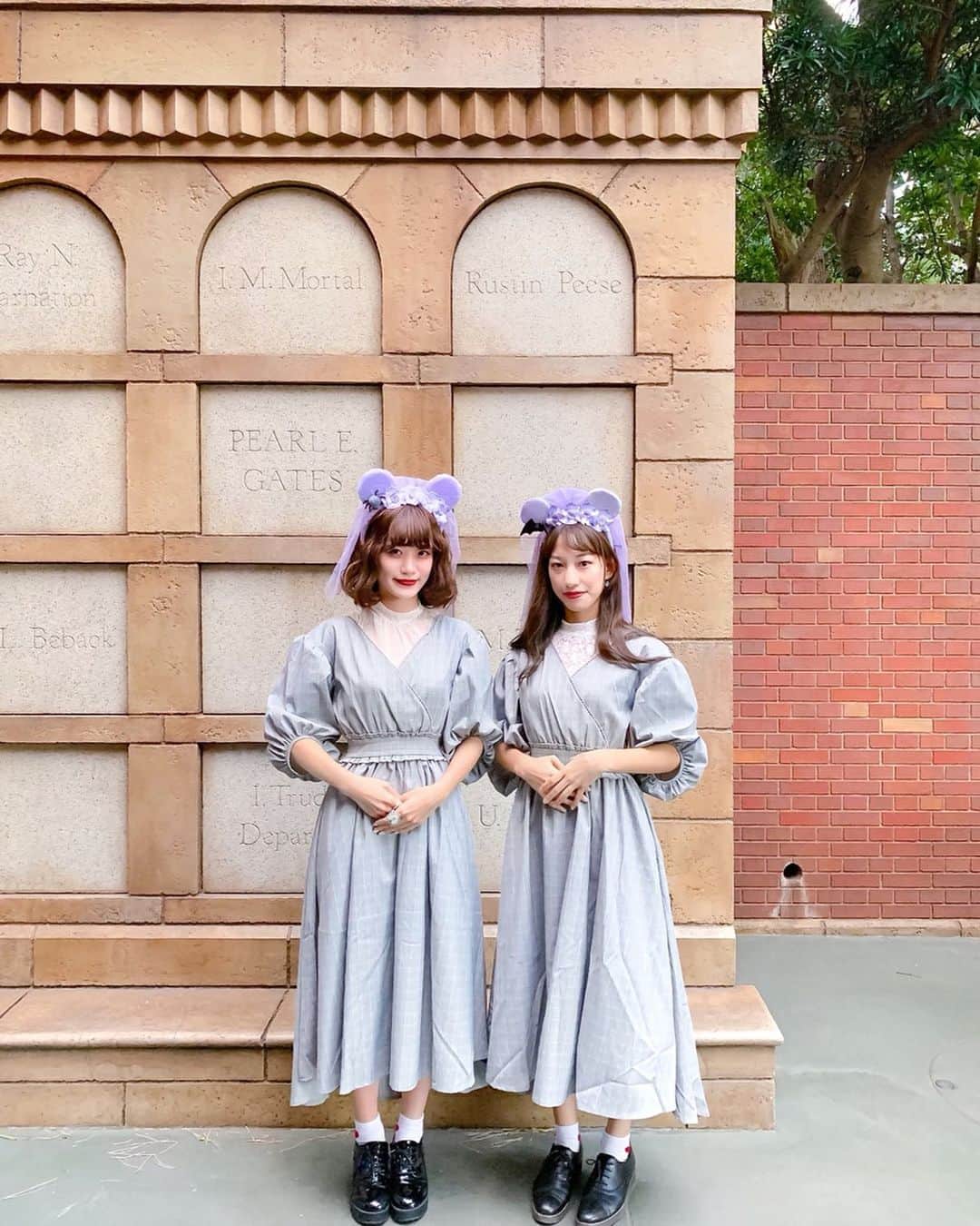 Kanaさんのインスタグラム写真 - (KanaInstagram)「ㅤㅤ ㅤㅤ 今年花嫁カチューシャ 活躍させられて嬉しい🥺🖤 ㅤ ㅤ ちなみにカチューシャは 私が今年のでまなが去年の🥀🕷🦇 ㅤ みなさまどっちがお好みですか？😈💭 ㅤㅤㅤㅤㅤㅤ ㅤㅤㅤㅤㅤㅤㅤㅤ ㅤ ㅤㅤㅤㅤ ㅤㅤㅤㅤㅤㅤㅤㅤㅤㅤㅤㅤㅤ ㅤㅤㅤㅤㅤㅤㅤㅤㅤㅤㅤㅤㅤ ㅤㅤㅤㅤㅤㅤㅤㅤㅤㅤㅤㅤ #kana_mana ㅤ #kana_disney ㅤㅤㅤㅤㅤㅤㅤㅤㅤㅤㅤㅤㅤ ㅤㅤㅤㅤㅤㅤㅤㅤㅤㅤㅤㅤㅤ ㅤㅤㅤㅤㅤㅤㅤㅤㅤㅤㅤㅤㅤ #東京ディズニーランド #東京ディズニーリゾート #ホーンテッドマンション #花嫁ヴェールカチューシャ #花嫁カチューシャ #ディズニーハロウィーン #ディズニーハロウィン #ディズニーコーデ #花嫁カチューシャコーデ #tokyodisneyland #tdl #tokyodisneyresort #tdr #disneyhalloween #hauntedmansion」10月14日 14時22分 - kalnnas2