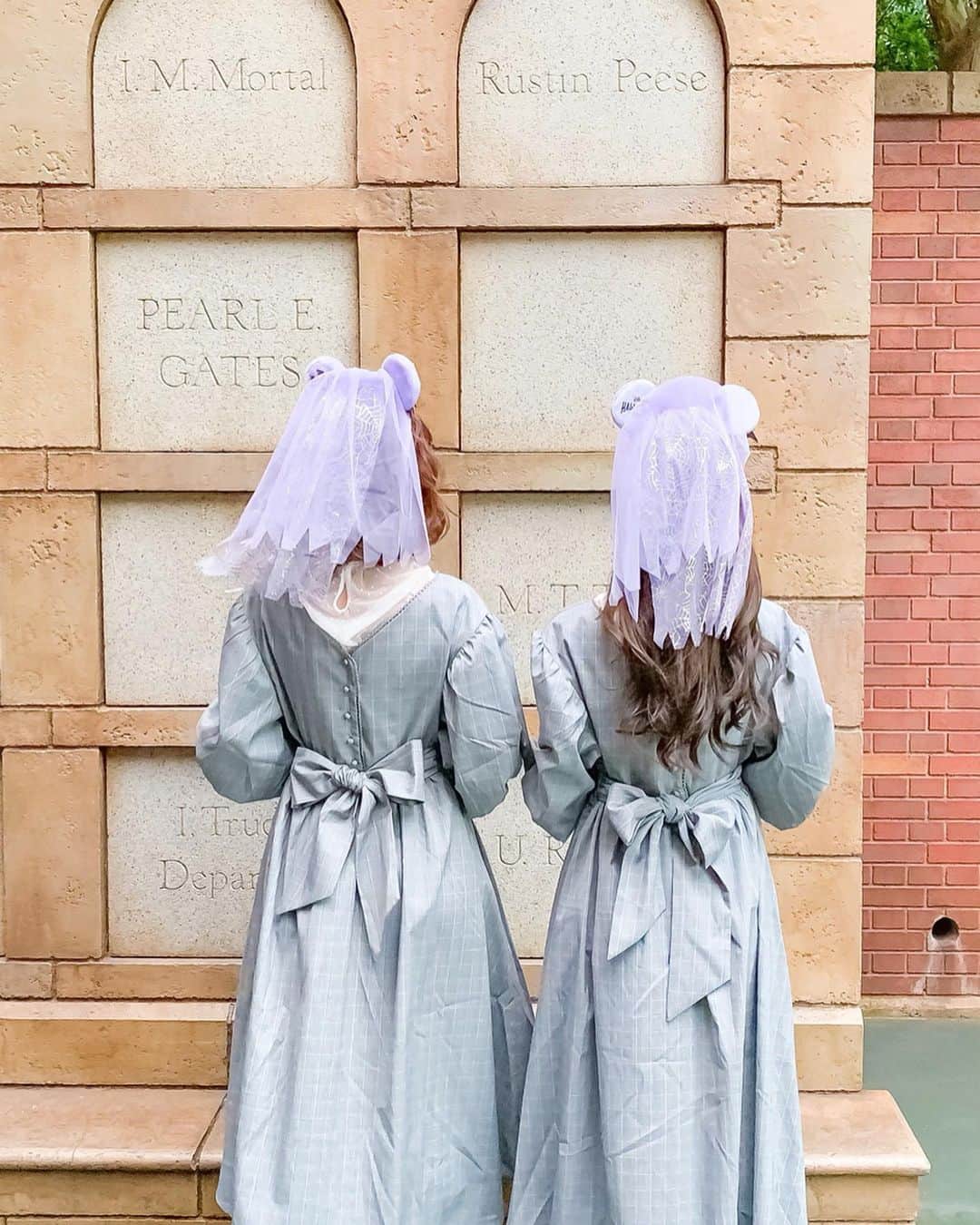 Kanaさんのインスタグラム写真 - (KanaInstagram)「ㅤㅤ ㅤㅤ 今年花嫁カチューシャ 活躍させられて嬉しい🥺🖤 ㅤ ㅤ ちなみにカチューシャは 私が今年のでまなが去年の🥀🕷🦇 ㅤ みなさまどっちがお好みですか？😈💭 ㅤㅤㅤㅤㅤㅤ ㅤㅤㅤㅤㅤㅤㅤㅤ ㅤ ㅤㅤㅤㅤ ㅤㅤㅤㅤㅤㅤㅤㅤㅤㅤㅤㅤㅤ ㅤㅤㅤㅤㅤㅤㅤㅤㅤㅤㅤㅤㅤ ㅤㅤㅤㅤㅤㅤㅤㅤㅤㅤㅤㅤ #kana_mana ㅤ #kana_disney ㅤㅤㅤㅤㅤㅤㅤㅤㅤㅤㅤㅤㅤ ㅤㅤㅤㅤㅤㅤㅤㅤㅤㅤㅤㅤㅤ ㅤㅤㅤㅤㅤㅤㅤㅤㅤㅤㅤㅤㅤ #東京ディズニーランド #東京ディズニーリゾート #ホーンテッドマンション #花嫁ヴェールカチューシャ #花嫁カチューシャ #ディズニーハロウィーン #ディズニーハロウィン #ディズニーコーデ #花嫁カチューシャコーデ #tokyodisneyland #tdl #tokyodisneyresort #tdr #disneyhalloween #hauntedmansion」10月14日 14時22分 - kalnnas2