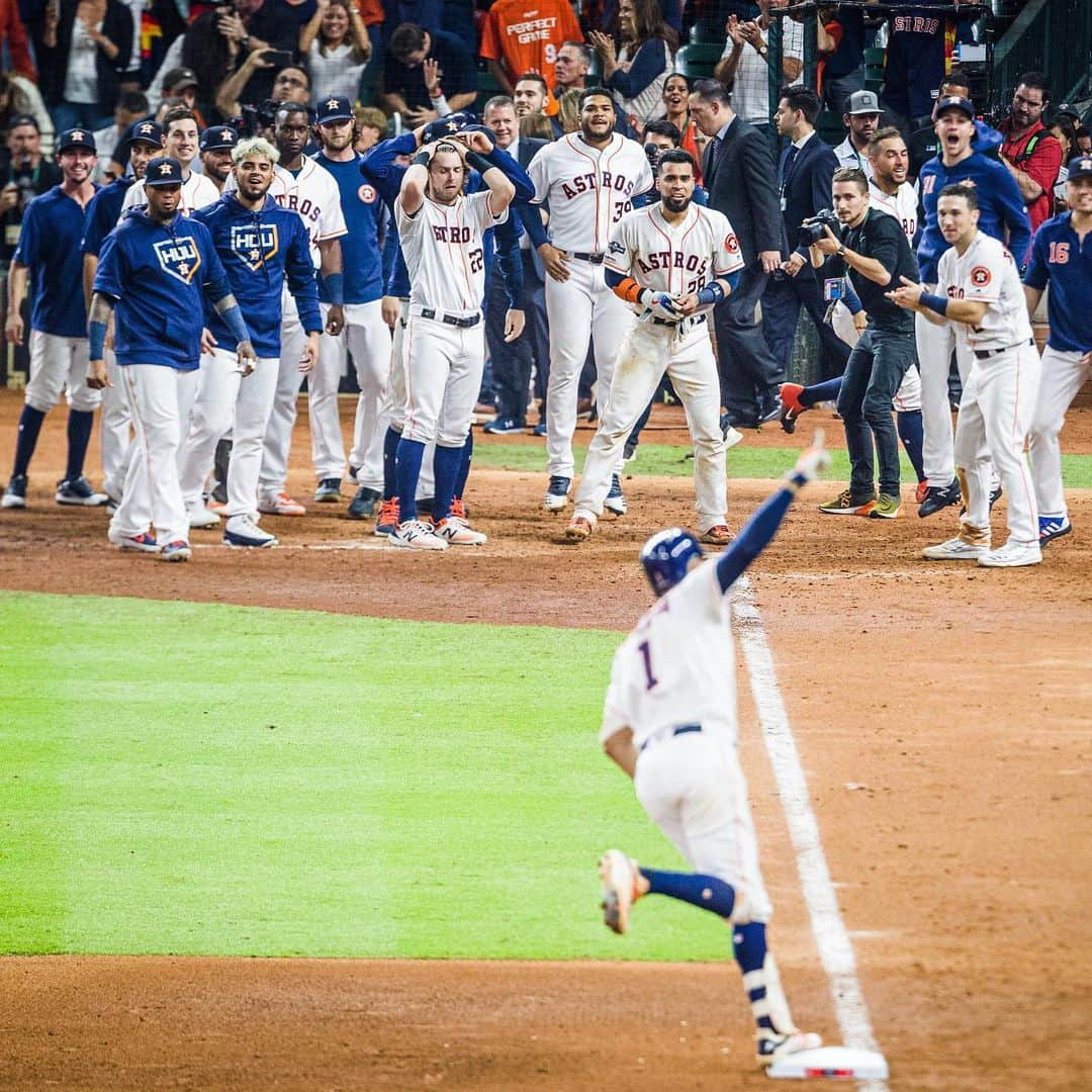 MLBさんのインスタグラム写真 - (MLBInstagram)「11th inning. 1st pitch. No. 1. Series tied 1-1. 🤯」10月14日 14時31分 - mlb