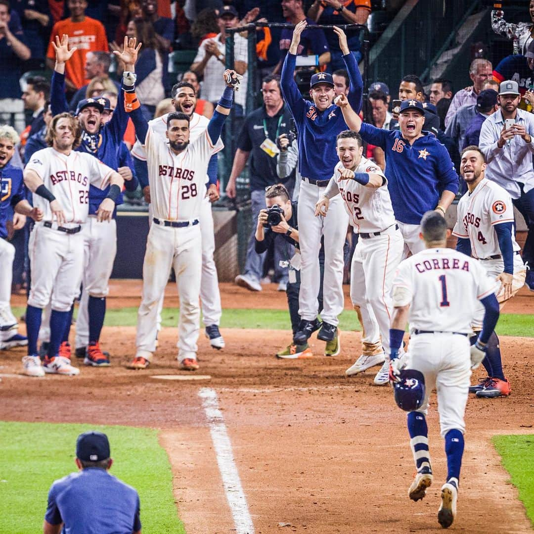 MLBさんのインスタグラム写真 - (MLBInstagram)「11th inning. 1st pitch. No. 1. Series tied 1-1. 🤯」10月14日 14時31分 - mlb