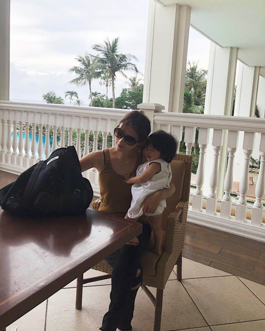 のインスタグラム：「. . 新しいBagをguamで初おろし✨ 前も別のシリーズを使っていたんだけど、すごく使いやすくて！ . qbagのnest n°20🧡 メッシュ素材なんだけど透けすぎず、シーズンを選ばず使えそう😆 最初に持ったときに絶対みんなびっくりすると思う！ え？ってくらい軽いの！笑 洗濯も出来ちゃう優れものです🧡 . 10/16までの10%offクーポンをストーリーに載せたので、是非使ってください✨(ハイライトしておきますね) 最初に楽天のログイン画面に移行するらしくて、そこでログインをしていただくとクーポンの取得が完了するそうです！ . 他の色も欲しいな〜ってくらいおすすめですよ🧡 ちなみに、これはぐずり姫にお菓子をとるところのシュールな写真です😂 . #qbag #qbagnest #mothersbag #mamafashion #トートバッグ #マザーズバッグ #女の子ママ」