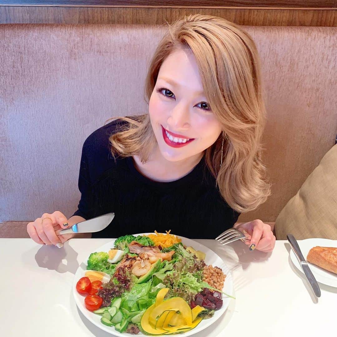 のインスタグラム：「大好きなシェフズサラダは月に1〜2回は食べたくなるくらい大好き💕  今週末もランチで来る予定🍴  お野菜がインゲンとズッキーニからかぼちゃとさつまいもに変わってた🍠🎃 お野菜でお腹いっぱいに♬  #サラダランチ#サラダすき#vegetables #1番好きなサラダ #ヘルシーランチ#lunch#lunchtime  #instagram#instafood#instagramjapan」