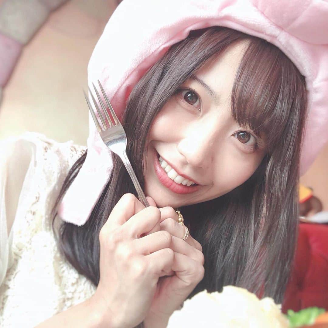 月野もあのインスタグラム：「使ってるスマホはiPhoneX 💓﻿ ﻿ 本気の自撮り（SNS掲載）は﻿ iPhoneのノーマルカメラの﻿ ポートレート機能を使ってるよ！﻿ ﻿ 撮影後に﻿ ビューティープラスで修正﻿ SODAでフィルター加工してます🌟﻿ ﻿ #ディズニーランド #東京ディズニーランド #ハム　#ディズニー #ポートレート女子 #ディズニー帽子 #disney #tokyodisneyland #disneyland #写真 #セルフィー #自撮り #加工　#beautyplus #soda」