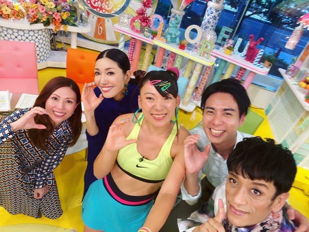 のインスタグラム：「昨日のTOKYO MX【日曜はカラフル】は、ゲストに俳優の市原隼人さん、MAXのNANAちゃんをアシスタントゲストに迎え、ヤングカラフルズにはフワちゃんにお越し頂きお届けしましたよ✨ 。 #2枚目のフワちゃんセクシーですが中にきちんと短パンを履いてますよ！ #MAXは40代になりニューアルバムmaximamhitsを発売でカッコいい！！ #同じ誕生日3月25日のNANAちゃんご懐妊おめでとう㊗️❤️ #嘉門達夫さんと志茂田景樹さんも同じ誕生日です🎉 #来週はユージくんと島谷ひとみさんをゲストによしゆきくんが来てくださいますよ❤️ @sunday_colorful」