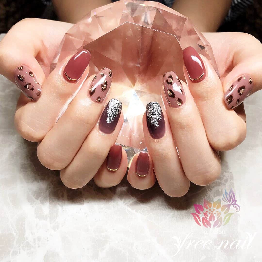 free nail フリーネイルのインスタグラム：「. お客様ネイル💅🏻🍁 . 秋色レオパードネイル💅🏻🐆🍂 . 大人っぽく、シックなスクエア🤖🌟 . ご来店ありがとうございました🙇🏻‍♀️🙇🏻‍♀️🙇🏻‍♀️💗 . #ネイルアート #ジェルネイル #ネイルサロン #大阪ネイルサロン #ネイルデザイン #ネイルチェンジ #レオパードネイル #アニマルネイル #アニマル柄 #ホイルネイル #手書きアート #ボルドーネイル #ピンクベージュネイル #デザインネイル #トレンドネイル #大人ネイル #スクエアネイル #秋ネイル #autumnnails #nailsart #nailsdid #美甲 #日式美甲 #日式美甲胶 #日本美甲师 #日本美甲老师 #美甲上课 #日本胶 #フリーネイル #freenail」