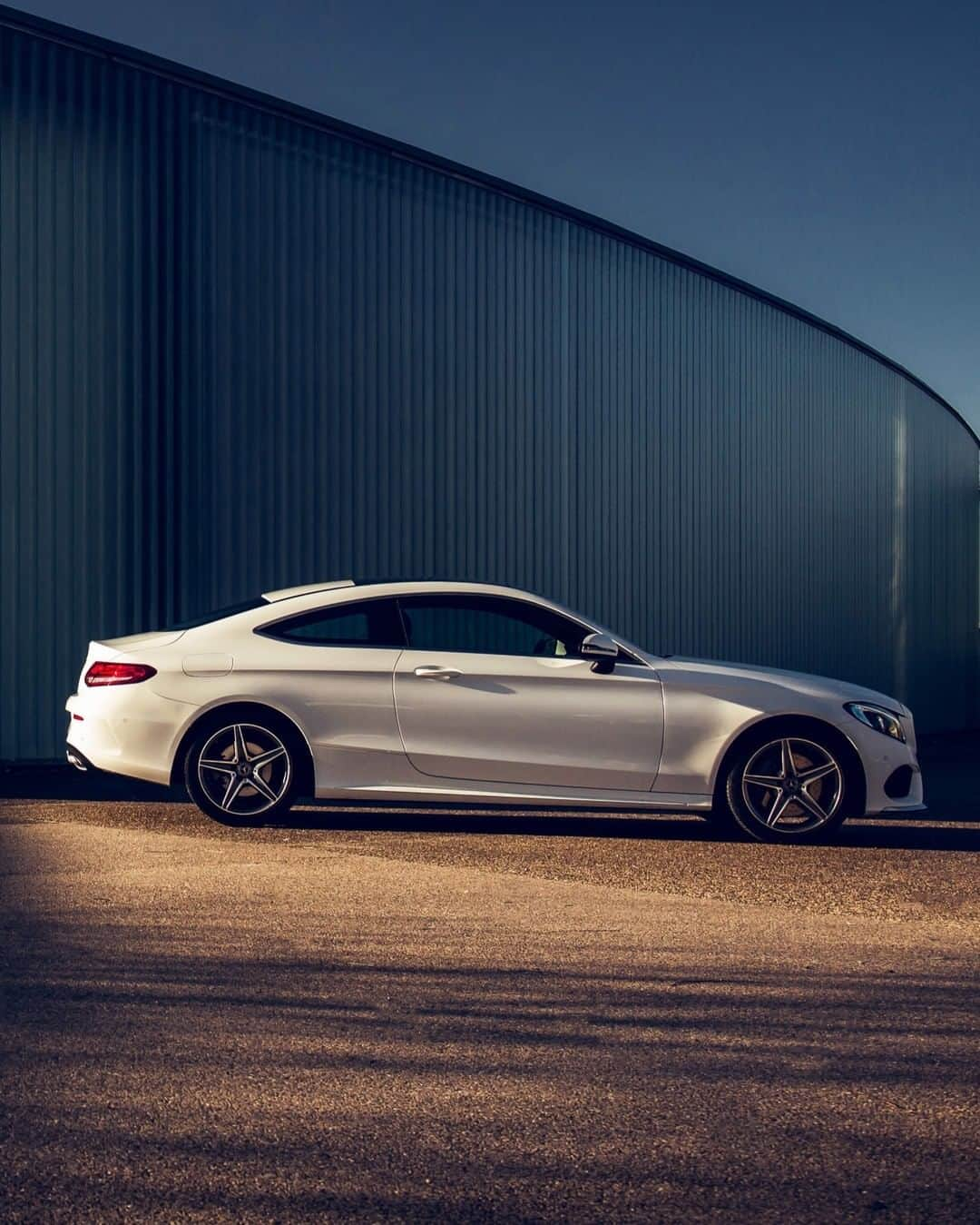 メルセデス・ベンツさんのインスタグラム写真 - (メルセデス・ベンツInstagram)「When it comes to modern lines and attractive curves, geometry doesn´t sound boring anymore. #MercedesBenz #CClass #coupé #CarsOfInstagram 📸 @prismview for #MBsocialcar」10月14日 15時00分 - mercedesbenz