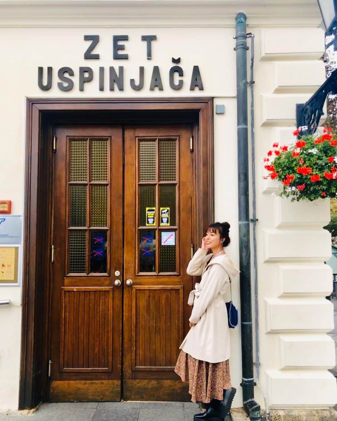 橋本真依さんのインスタグラム写真 - (橋本真依Instagram)「・﻿ 今日からクロアチア🇭🇷スロベニア🇸🇮旅の写真﻿ ﻿ ストーリーのハイライトにも前編後編で﻿ 載せておりますが、詳しく載せていこうかなと☺️﻿ ﻿ わたし自身初めてのヨーロッパで選んだ﻿ クロアチアとスロベニア。﻿ 今は日本人の方にもすごく人気みたいで﻿ 結構たくさんの日本人にお会いできました✨﻿ ﻿ わたしが参加したツアーは阪急交通社を利用して﻿ 全員で22名＋添乗員さん✈️﻿ PRでもなんでもなく﻿ とにかくこのツアーでよかった✨💗﻿ ﻿ ここから旅のはじまりです。﻿ まずはDay1。﻿ クロアチアのザグレブという首都にきました✨﻿ ﻿ 世界一短い電車や可愛い屋根の聖マルコ教会。﻿ ザグレブハートっていうくらいハート♥️も﻿ 溢れている街でした！﻿ もっと詳しくはこれから書くブログで📝﻿ ﻿ ﻿ ﻿ ﻿ #女子力ねーさん#タビジョ#阪急交通社#阪急交通社トラピックス#ザグレブ#クロアチア#スロベニア#ヨーロッパ﻿#クロアチア土産#旅好きな人と繋がりたい#たびじょ #happy#smile#love#peace#lucky#tbt#l4l#followme#followback#instagood#photooftheday#Croatia#Slovenia#Europa#Zagreb#zagrebcroatia#RANDA」10月14日 15時07分 - hashimotomai430