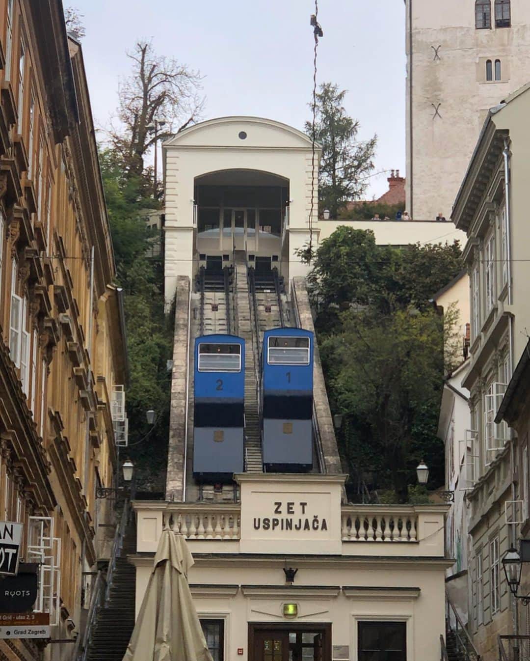 橋本真依さんのインスタグラム写真 - (橋本真依Instagram)「・﻿ 今日からクロアチア🇭🇷スロベニア🇸🇮旅の写真﻿ ﻿ ストーリーのハイライトにも前編後編で﻿ 載せておりますが、詳しく載せていこうかなと☺️﻿ ﻿ わたし自身初めてのヨーロッパで選んだ﻿ クロアチアとスロベニア。﻿ 今は日本人の方にもすごく人気みたいで﻿ 結構たくさんの日本人にお会いできました✨﻿ ﻿ わたしが参加したツアーは阪急交通社を利用して﻿ 全員で22名＋添乗員さん✈️﻿ PRでもなんでもなく﻿ とにかくこのツアーでよかった✨💗﻿ ﻿ ここから旅のはじまりです。﻿ まずはDay1。﻿ クロアチアのザグレブという首都にきました✨﻿ ﻿ 世界一短い電車や可愛い屋根の聖マルコ教会。﻿ ザグレブハートっていうくらいハート♥️も﻿ 溢れている街でした！﻿ もっと詳しくはこれから書くブログで📝﻿ ﻿ ﻿ ﻿ ﻿ #女子力ねーさん#タビジョ#阪急交通社#阪急交通社トラピックス#ザグレブ#クロアチア#スロベニア#ヨーロッパ﻿#クロアチア土産#旅好きな人と繋がりたい#たびじょ #happy#smile#love#peace#lucky#tbt#l4l#followme#followback#instagood#photooftheday#Croatia#Slovenia#Europa#Zagreb#zagrebcroatia#RANDA」10月14日 15時07分 - hashimotomai430