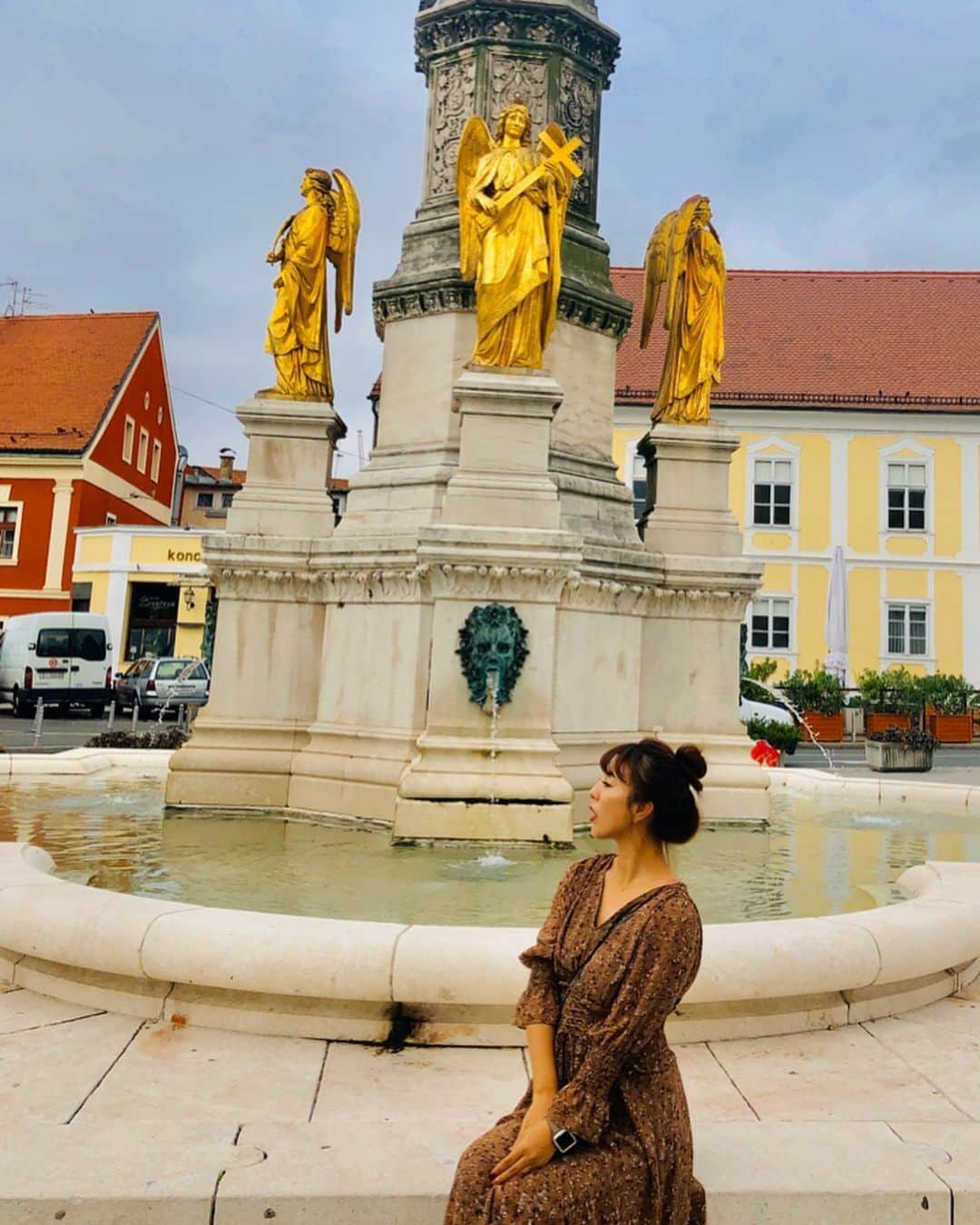 橋本真依さんのインスタグラム写真 - (橋本真依Instagram)「・﻿ 今日からクロアチア🇭🇷スロベニア🇸🇮旅の写真﻿ ﻿ ストーリーのハイライトにも前編後編で﻿ 載せておりますが、詳しく載せていこうかなと☺️﻿ ﻿ わたし自身初めてのヨーロッパで選んだ﻿ クロアチアとスロベニア。﻿ 今は日本人の方にもすごく人気みたいで﻿ 結構たくさんの日本人にお会いできました✨﻿ ﻿ わたしが参加したツアーは阪急交通社を利用して﻿ 全員で22名＋添乗員さん✈️﻿ PRでもなんでもなく﻿ とにかくこのツアーでよかった✨💗﻿ ﻿ ここから旅のはじまりです。﻿ まずはDay1。﻿ クロアチアのザグレブという首都にきました✨﻿ ﻿ 世界一短い電車や可愛い屋根の聖マルコ教会。﻿ ザグレブハートっていうくらいハート♥️も﻿ 溢れている街でした！﻿ もっと詳しくはこれから書くブログで📝﻿ ﻿ ﻿ ﻿ ﻿ #女子力ねーさん#タビジョ#阪急交通社#阪急交通社トラピックス#ザグレブ#クロアチア#スロベニア#ヨーロッパ﻿#クロアチア土産#旅好きな人と繋がりたい#たびじょ #happy#smile#love#peace#lucky#tbt#l4l#followme#followback#instagood#photooftheday#Croatia#Slovenia#Europa#Zagreb#zagrebcroatia#RANDA」10月14日 15時07分 - hashimotomai430