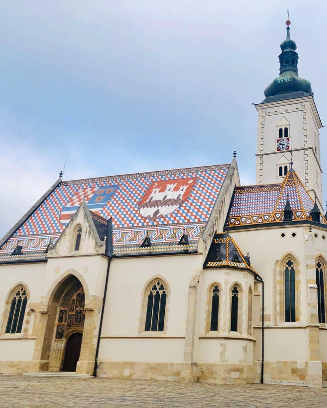 橋本真依さんのインスタグラム写真 - (橋本真依Instagram)「・﻿ 今日からクロアチア🇭🇷スロベニア🇸🇮旅の写真﻿ ﻿ ストーリーのハイライトにも前編後編で﻿ 載せておりますが、詳しく載せていこうかなと☺️﻿ ﻿ わたし自身初めてのヨーロッパで選んだ﻿ クロアチアとスロベニア。﻿ 今は日本人の方にもすごく人気みたいで﻿ 結構たくさんの日本人にお会いできました✨﻿ ﻿ わたしが参加したツアーは阪急交通社を利用して﻿ 全員で22名＋添乗員さん✈️﻿ PRでもなんでもなく﻿ とにかくこのツアーでよかった✨💗﻿ ﻿ ここから旅のはじまりです。﻿ まずはDay1。﻿ クロアチアのザグレブという首都にきました✨﻿ ﻿ 世界一短い電車や可愛い屋根の聖マルコ教会。﻿ ザグレブハートっていうくらいハート♥️も﻿ 溢れている街でした！﻿ もっと詳しくはこれから書くブログで📝﻿ ﻿ ﻿ ﻿ ﻿ #女子力ねーさん#タビジョ#阪急交通社#阪急交通社トラピックス#ザグレブ#クロアチア#スロベニア#ヨーロッパ﻿#クロアチア土産#旅好きな人と繋がりたい#たびじょ #happy#smile#love#peace#lucky#tbt#l4l#followme#followback#instagood#photooftheday#Croatia#Slovenia#Europa#Zagreb#zagrebcroatia#RANDA」10月14日 15時07分 - hashimotomai430