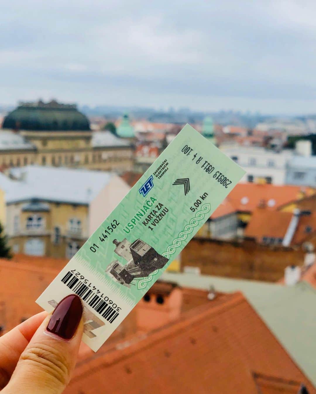 橋本真依さんのインスタグラム写真 - (橋本真依Instagram)「・﻿ 今日からクロアチア🇭🇷スロベニア🇸🇮旅の写真﻿ ﻿ ストーリーのハイライトにも前編後編で﻿ 載せておりますが、詳しく載せていこうかなと☺️﻿ ﻿ わたし自身初めてのヨーロッパで選んだ﻿ クロアチアとスロベニア。﻿ 今は日本人の方にもすごく人気みたいで﻿ 結構たくさんの日本人にお会いできました✨﻿ ﻿ わたしが参加したツアーは阪急交通社を利用して﻿ 全員で22名＋添乗員さん✈️﻿ PRでもなんでもなく﻿ とにかくこのツアーでよかった✨💗﻿ ﻿ ここから旅のはじまりです。﻿ まずはDay1。﻿ クロアチアのザグレブという首都にきました✨﻿ ﻿ 世界一短い電車や可愛い屋根の聖マルコ教会。﻿ ザグレブハートっていうくらいハート♥️も﻿ 溢れている街でした！﻿ もっと詳しくはこれから書くブログで📝﻿ ﻿ ﻿ ﻿ ﻿ #女子力ねーさん#タビジョ#阪急交通社#阪急交通社トラピックス#ザグレブ#クロアチア#スロベニア#ヨーロッパ﻿#クロアチア土産#旅好きな人と繋がりたい#たびじょ #happy#smile#love#peace#lucky#tbt#l4l#followme#followback#instagood#photooftheday#Croatia#Slovenia#Europa#Zagreb#zagrebcroatia#RANDA」10月14日 15時07分 - hashimotomai430