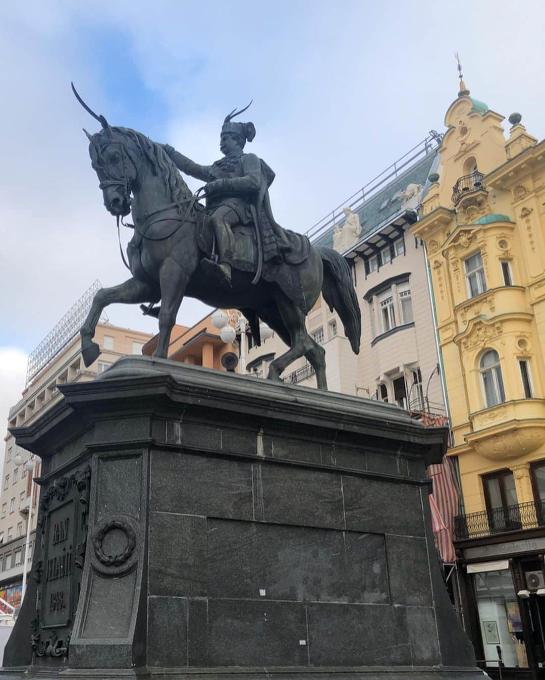 橋本真依さんのインスタグラム写真 - (橋本真依Instagram)「・﻿ 今日からクロアチア🇭🇷スロベニア🇸🇮旅の写真﻿ ﻿ ストーリーのハイライトにも前編後編で﻿ 載せておりますが、詳しく載せていこうかなと☺️﻿ ﻿ わたし自身初めてのヨーロッパで選んだ﻿ クロアチアとスロベニア。﻿ 今は日本人の方にもすごく人気みたいで﻿ 結構たくさんの日本人にお会いできました✨﻿ ﻿ わたしが参加したツアーは阪急交通社を利用して﻿ 全員で22名＋添乗員さん✈️﻿ PRでもなんでもなく﻿ とにかくこのツアーでよかった✨💗﻿ ﻿ ここから旅のはじまりです。﻿ まずはDay1。﻿ クロアチアのザグレブという首都にきました✨﻿ ﻿ 世界一短い電車や可愛い屋根の聖マルコ教会。﻿ ザグレブハートっていうくらいハート♥️も﻿ 溢れている街でした！﻿ もっと詳しくはこれから書くブログで📝﻿ ﻿ ﻿ ﻿ ﻿ #女子力ねーさん#タビジョ#阪急交通社#阪急交通社トラピックス#ザグレブ#クロアチア#スロベニア#ヨーロッパ﻿#クロアチア土産#旅好きな人と繋がりたい#たびじょ #happy#smile#love#peace#lucky#tbt#l4l#followme#followback#instagood#photooftheday#Croatia#Slovenia#Europa#Zagreb#zagrebcroatia#RANDA」10月14日 15時07分 - hashimotomai430