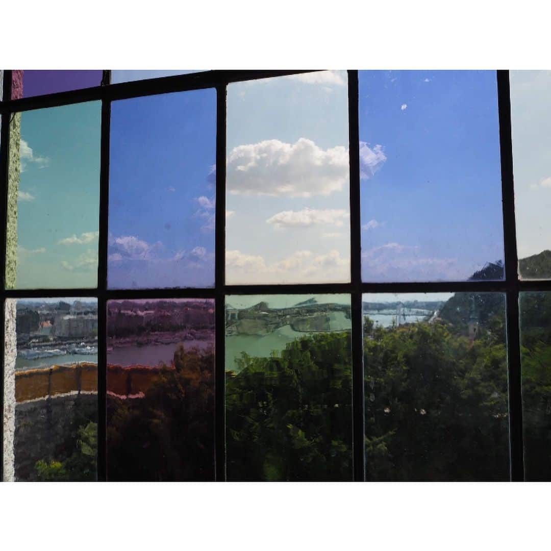 テレ朝newsさんのインスタグラム写真 - (テレ朝newsInstagram)「ゴーちゃん。が観光で訪れたブダ城には、可愛いものがたくさんありました～ 音声ガイドの案内。ドナウ川を望める色ガラスの窓。眠そうな目に見えてしまう屋根の窓。 思わずカメラを構えちゃいますね！ #冒険ゴーちゃん。#テレビ朝日 #テレ朝 #news #六本木 #japan #テレビ #テレビが好きな人と繋がりたい #写真 #写真好きな人と繋がりたい #photography #nofilter #ゴーちゃん #ごーちゃん #panda #おでかけ #ブダペスト #ハンガリー #Budapest #Hungary #cute #かわいい」10月14日 15時11分 - tv_asahi_news