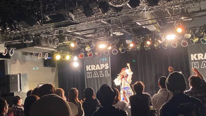 yucat（加藤有加利）さんのインスタグラム写真 - (yucat（加藤有加利）Instagram)「No Maps MUSIC PARTY DAW女子会 in Sapporo@札幌KRAPS HALL ・ 北海道のあらゆる場所から逢いに来て下さった皆様、台風の中前乗りしてくれて遠征して下さった皆様、この会場を選んで見に来てくれたはじめましての皆様もいて、たくさんの方が足を運んで下さりとっても楽しく感慨深い音楽の時間でありました。ありがとうございました。 ・ KRAPS HALLはRYTHEM時代何度もワンマンライブをさせていただいた会場です。悲しくも、今年で閉店してしまう会場に9年振りに立てた事。 色んな思い出が蘇ってきましたが、今も歌えている現実を、目の前に求めてくれる方々がいる幸せを全身で感じたライブでした。  台風で来れなかった方もいらっしゃったと思います。 無事札幌から東京へ戻ってきました✈︎ 自宅も何事もなく無事でした。 今回の災害で被害に遭われた方々、一日でも早く復興出来る事を願っております。 ・ No maps様、そして何より今回このイベントに呼んでくれたDAW女のCOMiNUMちゃん。3日間ずーっと一緒にいました。美味しいモノもたくさん食して最高に楽しい3日間をありがとう。 DAW女子会最高です。 これからもみんなに愛される曲、生みまくりたいです。 ・ ・ 【yucat LIVE情報】 ▶︎11/2（土）レコ発ワンマンツアー@大阪STARBOX ▶︎11/3（日）レコ発ワンマンツアー@名古屋Fairy-tales ▶︎11/10（日）洗足学園学園祭 ▶︎11/15（金）レコ発ワンマンツアー@東京渋谷eggman ▶︎11/17（日）多摩区生田緑地 食の祭典 フリーライブ ▶︎12/15（日）毎日がクリスマス2019 ワンマンライブ  #yucat #加藤有加利 #RYTHEM #DAW女子会 #DAW女 #NoMaps2019 #NoMaps #北海道 #札幌 #札幌krapshall #北海道おいしいもの #スープカレー札幌 #スープカリーイエロー #雪風 #札幌ラーメン #いくら #お寿司 #札幌グルメ #海鮮丼ランチ #蟹グラタン #かに #観覧車 #のるべさ」10月14日 15時19分 - yucat1031