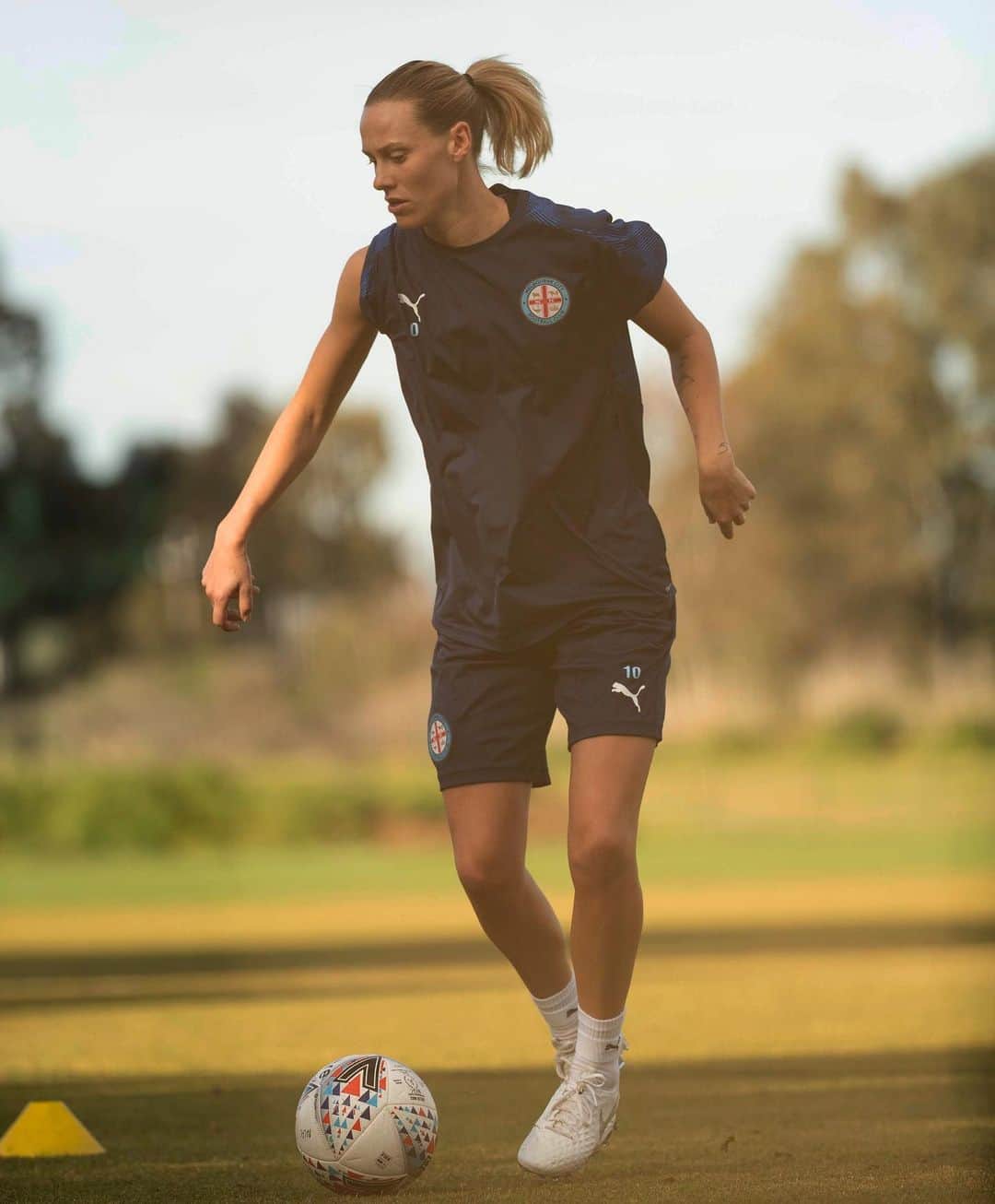 エミリー・バン エグモンドのインスタグラム：「🔜⚽️😆🤙🏼」