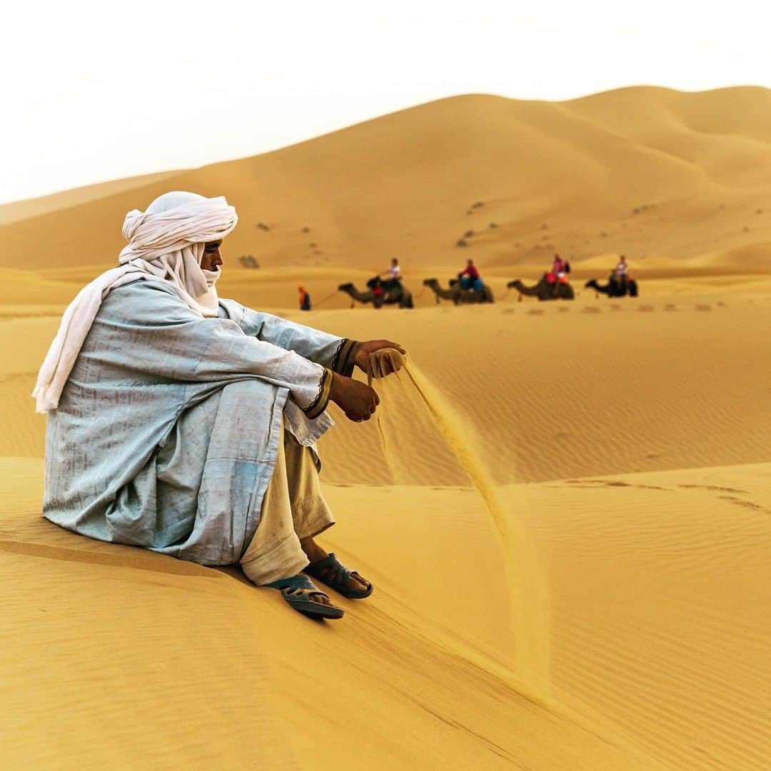 ナショナルジオグラフィックさんのインスタグラム写真 - (ナショナルジオグラフィックInstagram)「Photo by Ira Block @irablockphoto | A quiet moment for a Moroccan cameleer in the sands of the Sahara, near the village of Merzouga. The Sahara is the largest hot desert in the world, and Merzouga is the gateway to Erg Chebbi, a great expense of sand dunes. #follow me @irablockphoto for more photos from our planet. #desert #sand #saharadesert #camels #irablock」10月14日 15時39分 - natgeo