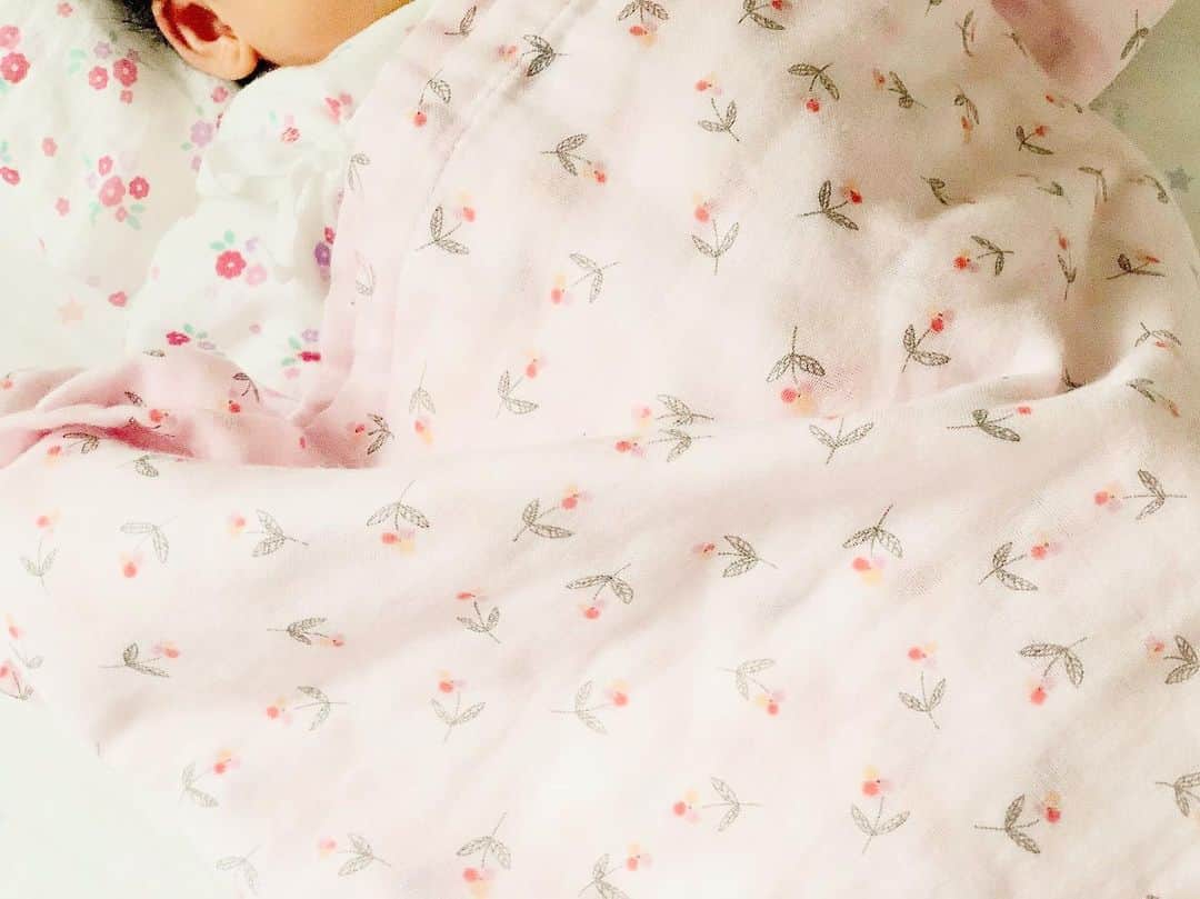 小野恵美のインスタグラム：「新生児期もあともう少し。 毎日が本当にあっという間！ 時間に追われていても大切にしたい瞬間ばかりですね🕊  PG GAUZEのガーゼブランケット。 娘のために購入👶 肌触りがとても良いです♡ 柄も裏表で違っていて可愛い🌷  帝国ホテルのB1階にお店があります🧸可愛いお洋服も買ったので、着せるのが楽しみです😊 #pggauze #女の子ママ #ガーゼ #ガーゼブランケット #赤ちゃん #baby #新生児 #👶」