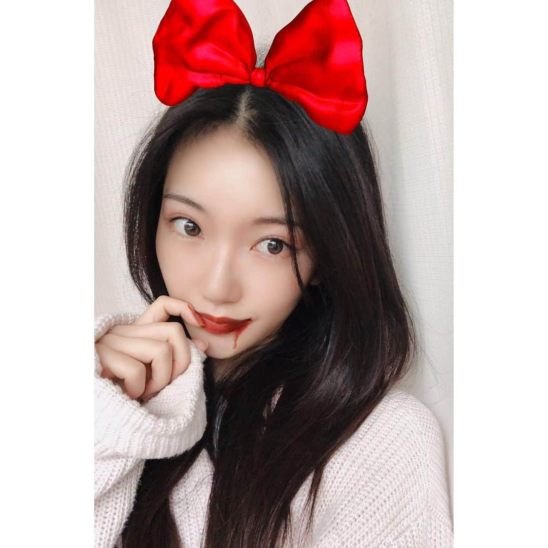 黒田絢子さんのインスタグラム写真 - (黒田絢子Instagram)「本当は今日ダンスレッスンとストレッチパワー美体だったけど お休みになっちゃったのです。 次回はハロウィン特別レッスンです！ ご予約お待ちしてます🎃❤︎ ささやかですがあやからも プレゼントが❤︎ この機会にお友達をさそって 写真見たいな赤リップ塗って コスプレしてきてね❤︎ 表参道やからそのまま帰れるよきっと(笑) ご予約は名前年齢性別をご記入の上▶︎ayakokuroda.official@gmail.comまで！！ メール欄から応募できます🎃 詳しくは @ayakokuroda_fitness みてね❤︎ . .  #黒田絢子 #女優 #ayakokuroda #japanesegirl #actress #mystyle #instagood #followme #ストレッチパワー美体 #ストレッチ #ヨガ #yoga #stretch #ボディメイクヨガ #デトックスヨガ #ヒーリングヨガ #夜ヨガ #ayasdancelesson #dancelesson #dance #ダンスレッスン #ダンス #ヒップホップ #ジャズヒップホップ #フリースタイル #初心者向け」10月14日 16時02分 - ayakokuroda_official