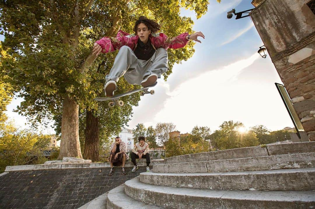 グッチさんのインスタグラム写真 - (グッチInstagram)「#GucciGrip, the genderless watch with a name inspired by the way trainers stick to the grip tape on a skateboard is the protagonist of a new collaborative project featuring skating communities around the world. Captured in Rome, @orlandomiani—the skater and artist who also appears in the  #ComeAsYouAre_RSVP campaign for #GucciCruise20. Discover more through link in bio.  @alessandro_michele #AlessandroMichele」10月14日 16時22分 - gucci