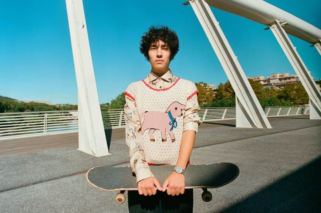 グッチさんのインスタグラム写真 - (グッチInstagram)「#GucciGrip, the genderless watch with a name inspired by the way trainers stick to the grip tape on a skateboard is the protagonist of a new collaborative project featuring skating communities around the world. Captured in Rome, @orlandomiani—the skater and artist who also appears in the  #ComeAsYouAre_RSVP campaign for #GucciCruise20. Discover more through link in bio.  @alessandro_michele #AlessandroMichele」10月14日 16時22分 - gucci