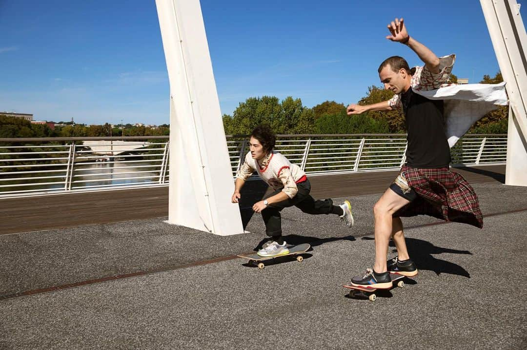 グッチさんのインスタグラム写真 - (グッチInstagram)「#GucciGrip, the genderless watch with a name inspired by the way trainers stick to the grip tape on a skateboard is the protagonist of a new collaborative project featuring skating communities around the world. Captured in Rome, @orlandomiani—the skater and artist who also appears in the  #ComeAsYouAre_RSVP campaign for #GucciCruise20. Discover more through link in bio.  @alessandro_michele #AlessandroMichele」10月14日 16時22分 - gucci