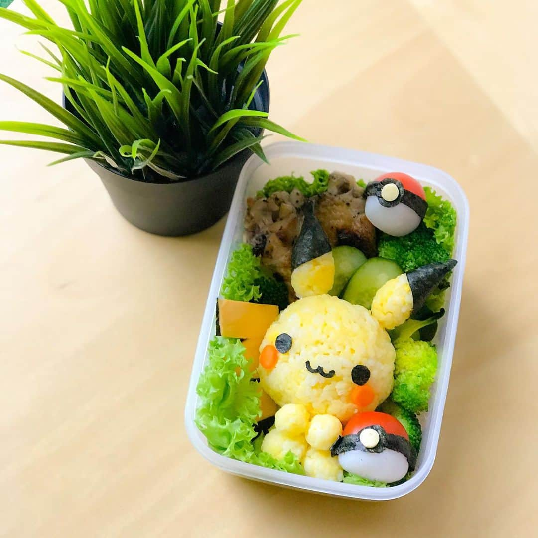 Little Miss Bento・Shirley シャリーさんのインスタグラム写真 - (Little Miss Bento・Shirley シャリーInstagram)「Facing another rough week .. a baby pikachu inspired lunchbox for a perk me up. Had a lot of fun making cute 🍱 with everyone at @111somersetsg thanks for coming.」10月14日 16時15分 - littlemissbento