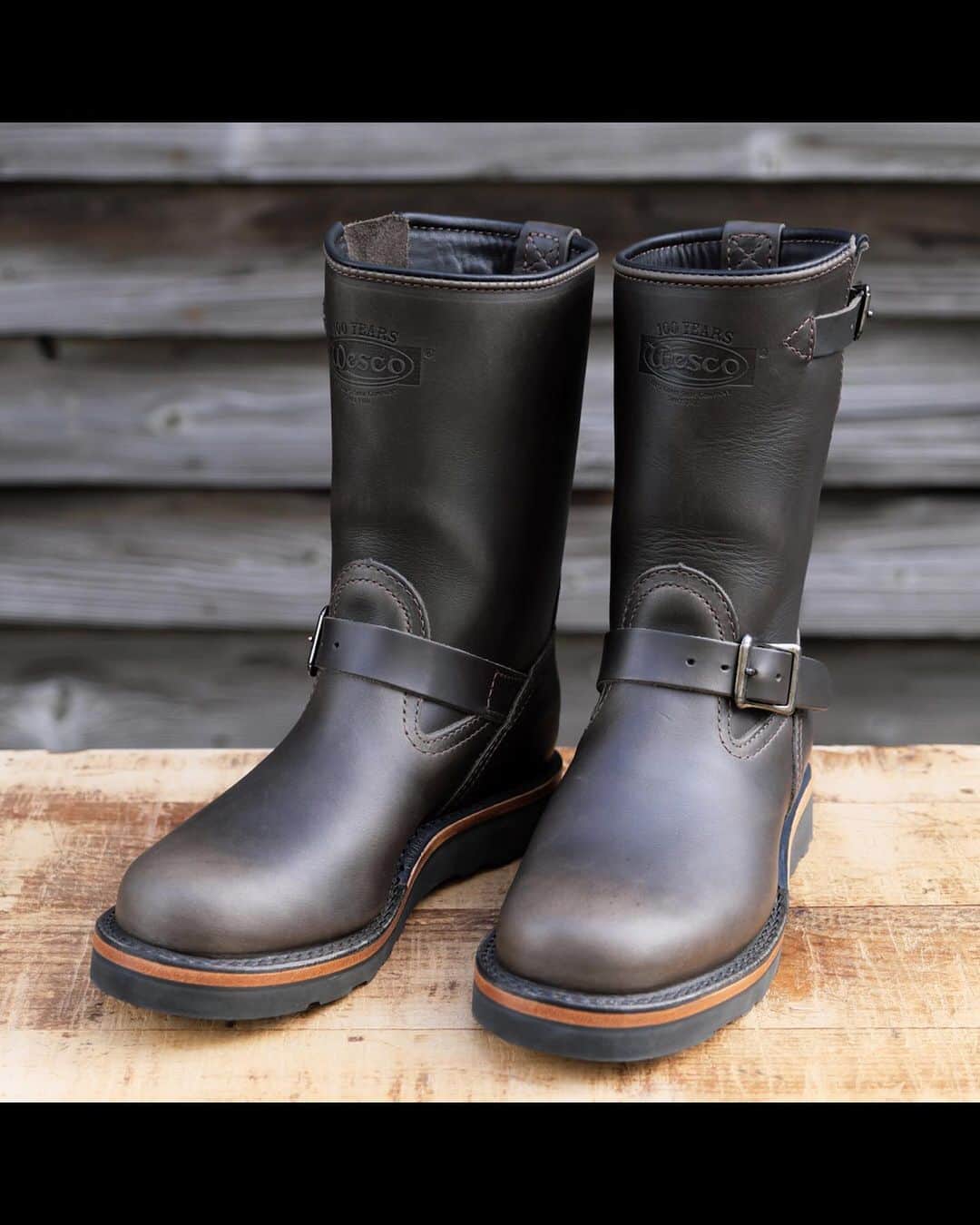 のインスタグラム：「. ~Charcoal Leather~ 新しいオプションレザーとして"Charcoal Leather"が、通常のカスタムオーダーで使用できるようになりました！ 昨年発表されたWESCOの限定モデル"1939s"で使用されたプルアップのカウハイドレザーで、厚みは5.5~6oz。 バイクとの相性は言わずもがな、さまざまなライフスタイルに溶け込むレザーカラーです。 . #WESCO #CharcoalLeather #新色レザー #madeinusa🇺🇸 #oregon #scappoose #wescojapan #wescoebisu #wescosetagaya #wescokanazawa #チャコールレザー」