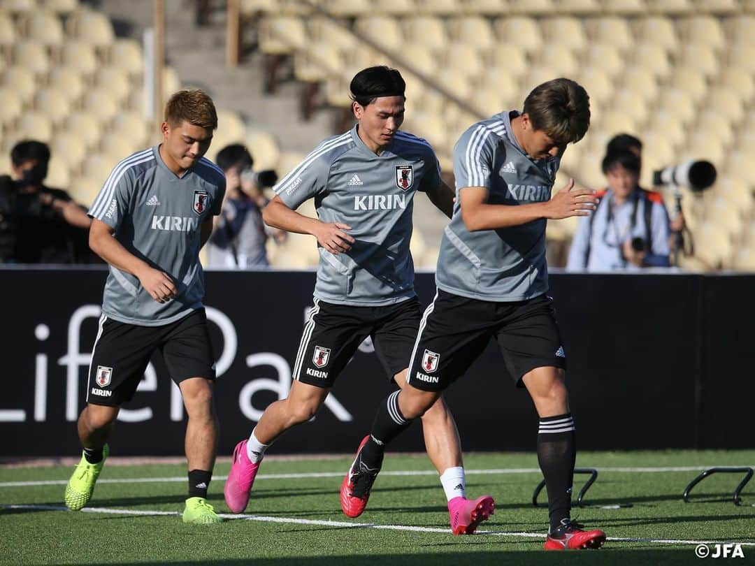 日本サッカー協会さんのインスタグラム写真 - (日本サッカー協会Instagram)「📸10/13、タジキスタンでのトレーニング2日目。2日後に迫ったタジキスタン戦に向けて、冒頭15分のみ公開で調整を進めました！ ・ #daihyo #SAMURAIBLUE #新しい景色を2022 ―――――――――――――――――― 2022FIFAワールドカップカタールアジア2次予選 🆚タジキスタン代表 📅10/15(火)日本時間21:15KO 📍Republican Central Stadium（タジキスタン） 📺テレビ朝日系列で生中継 ・ 👉大会情報はJFA.jpへ ――――――――――――――――――」10月14日 16時28分 - japanfootballassociation