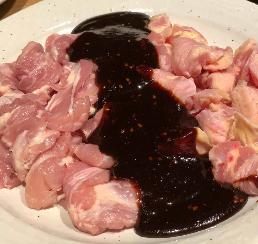 迫田愛子さんのインスタグラム写真 - (迫田愛子Instagram)「オープンしたばかりの四ツ谷、鳥焼肉のんきさんへ🍻✨ 赤味噌ダレで親鳥を食す三重？の名物料理だとか。  親鳥と若鶏の食べ比べも出来るんだけど、濃厚な赤味噌ダレをたっぷり絡めて食べるには味がしっかり、噛み応えしっかりな親鳥が美味。 首皮最高でした。  突出しキャベツの味噌から、メインはもちろん、シメの卵かけごはんまで最初から最後まで赤味噌ダレ三昧‼︎‼︎ よくもまあここまで赤味噌ダレで攻めますね。と思うけれど、最後帰る時皆んなで「美味しかったね〜❤️」と言ってシメれた実力派。  味噌味ばかり食べれないな〜と思いながらも、追加オーダー何回したか。笑  美味しく楽しくご馳走様でした😆✨ #鳥焼肉のんき #四ツ谷」10月14日 16時48分 - aiko_esnail