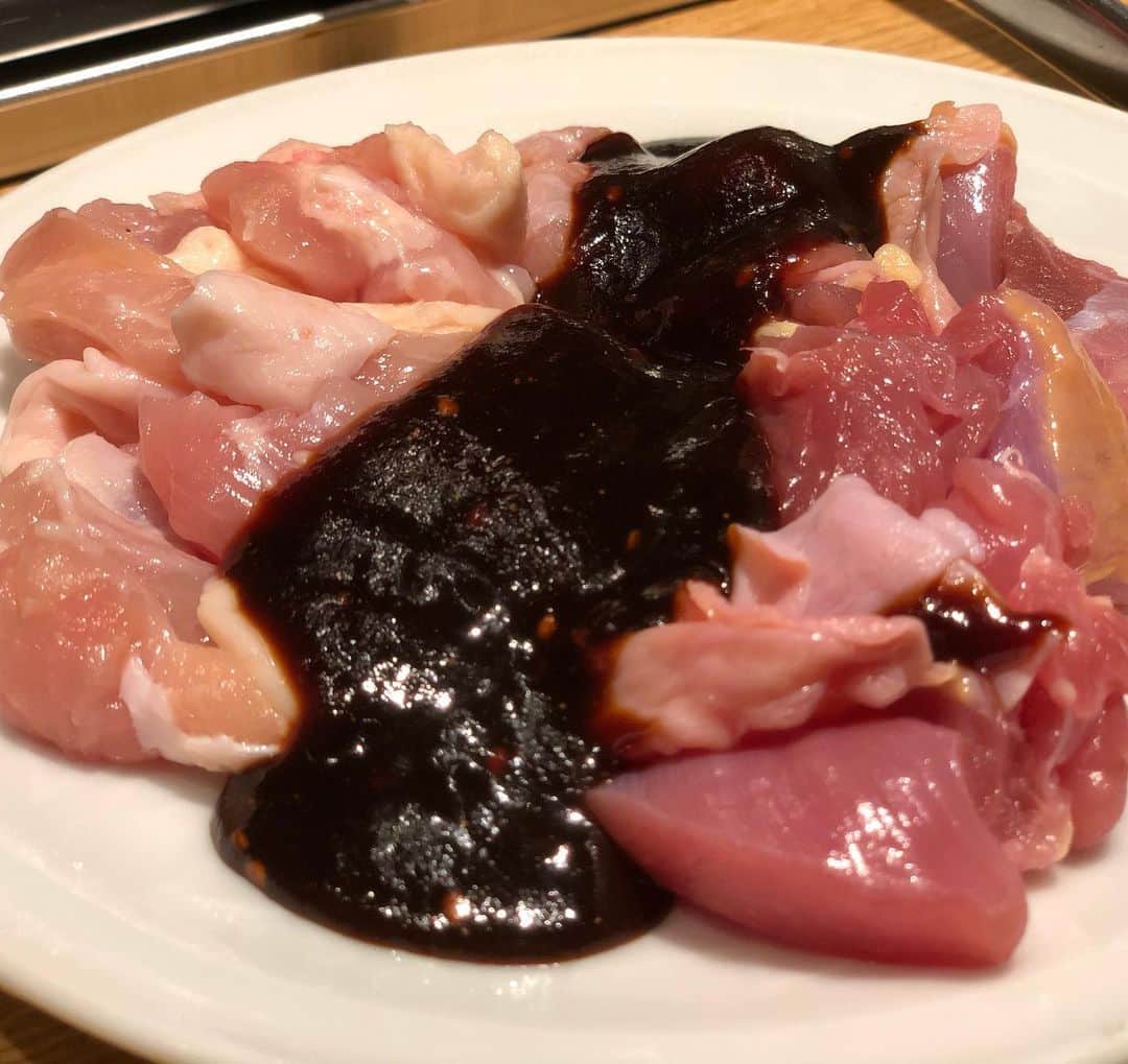 迫田愛子さんのインスタグラム写真 - (迫田愛子Instagram)「オープンしたばかりの四ツ谷、鳥焼肉のんきさんへ🍻✨ 赤味噌ダレで親鳥を食す三重？の名物料理だとか。  親鳥と若鶏の食べ比べも出来るんだけど、濃厚な赤味噌ダレをたっぷり絡めて食べるには味がしっかり、噛み応えしっかりな親鳥が美味。 首皮最高でした。  突出しキャベツの味噌から、メインはもちろん、シメの卵かけごはんまで最初から最後まで赤味噌ダレ三昧‼︎‼︎ よくもまあここまで赤味噌ダレで攻めますね。と思うけれど、最後帰る時皆んなで「美味しかったね〜❤️」と言ってシメれた実力派。  味噌味ばかり食べれないな〜と思いながらも、追加オーダー何回したか。笑  美味しく楽しくご馳走様でした😆✨ #鳥焼肉のんき #四ツ谷」10月14日 16時48分 - aiko_esnail