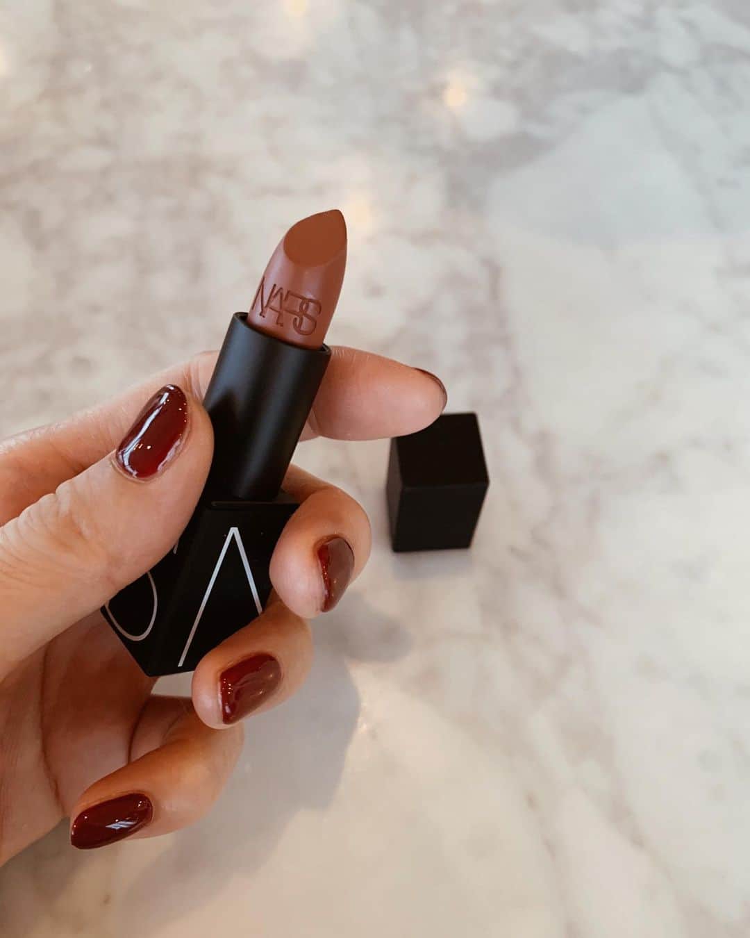 asami0510のインスタグラム：「秋仕様♡ ボルドーのネイル💅とマットな赤茶のリップ💄 @narsissist  #nail #Bordeaux #lip #narscosmetics #ネイル」